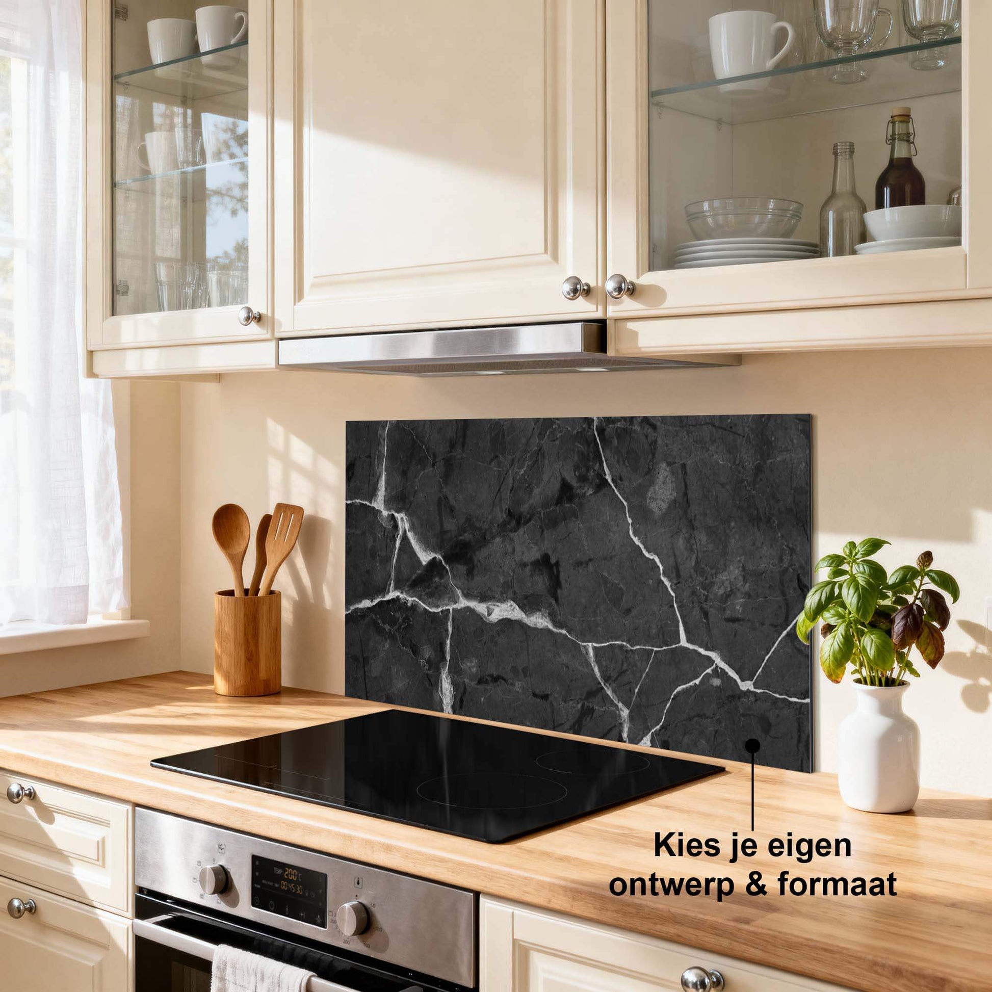 Black Marble Spatscherm in moderne keuken met zwarte en witte aderen, perfect als keuken spatscherm of spatwand.