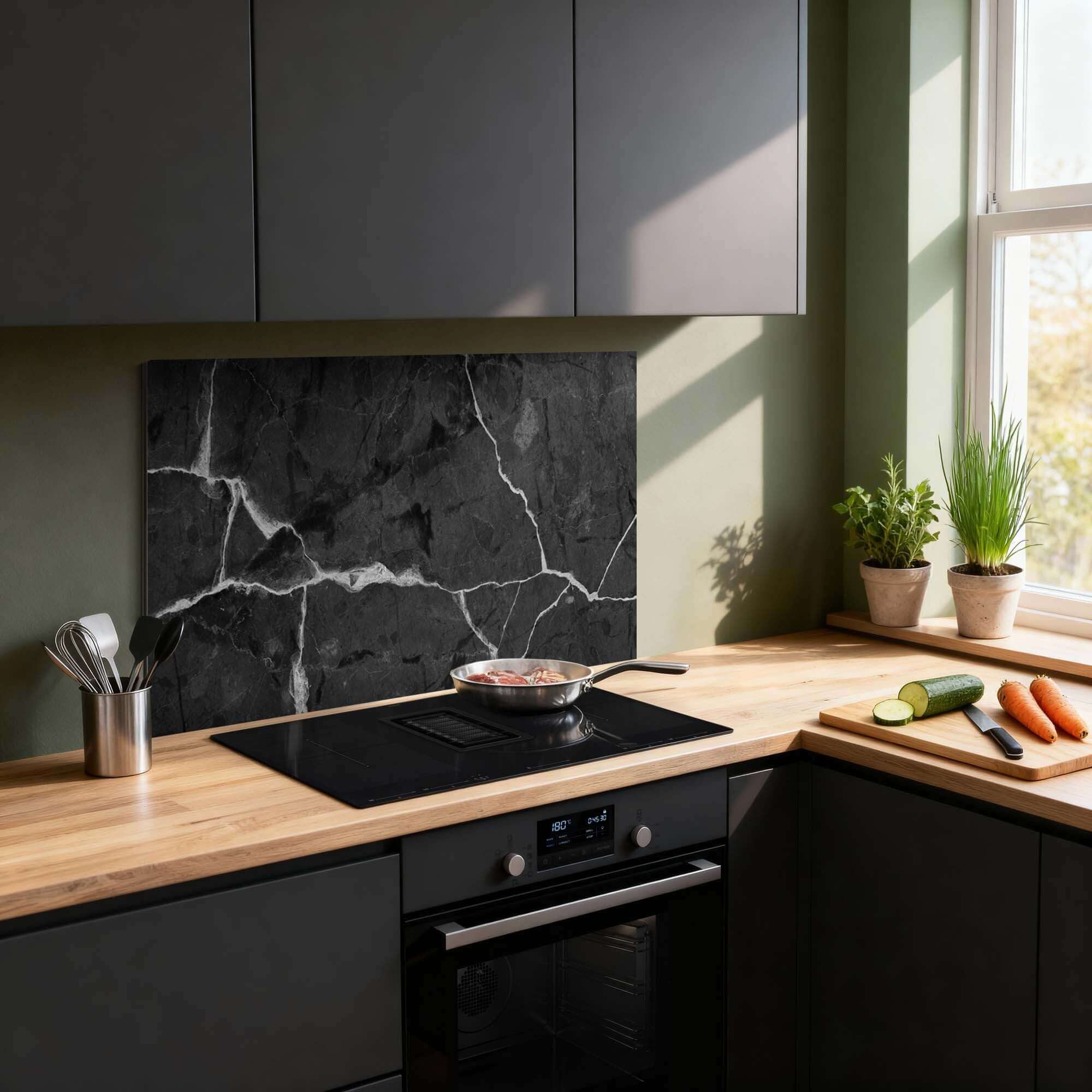 Black Marble Spatscherm in een moderne keuken, Keuken Spatscherm met luxe zwarte en witte aderen, spatwand dekt het fornuis.