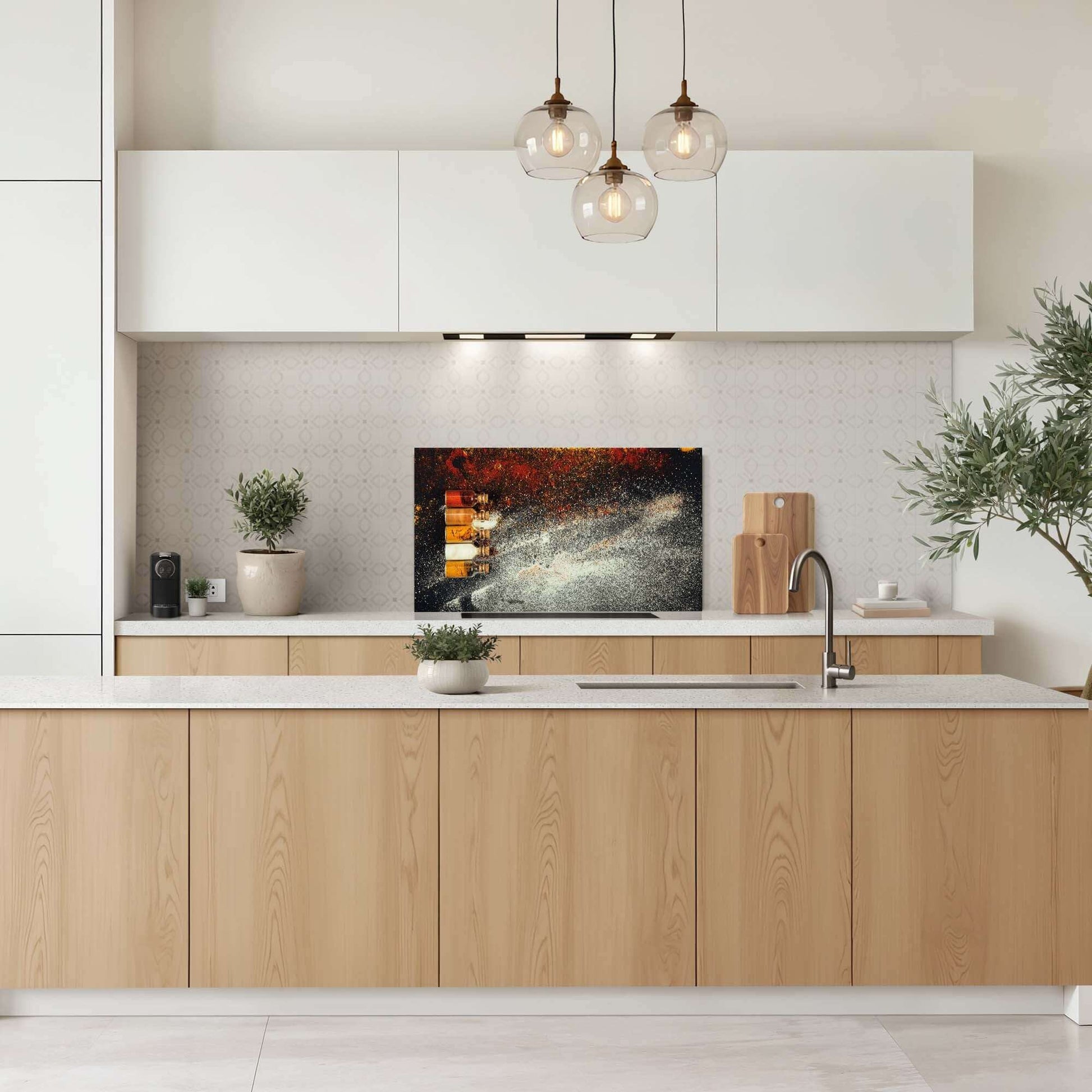 Moderne keuken met Spice Bottles Spatscherm en kleurrijke kruiden, inclusief Keuken Spatscherm en Spatwand voor stijl en praktische voordelen.