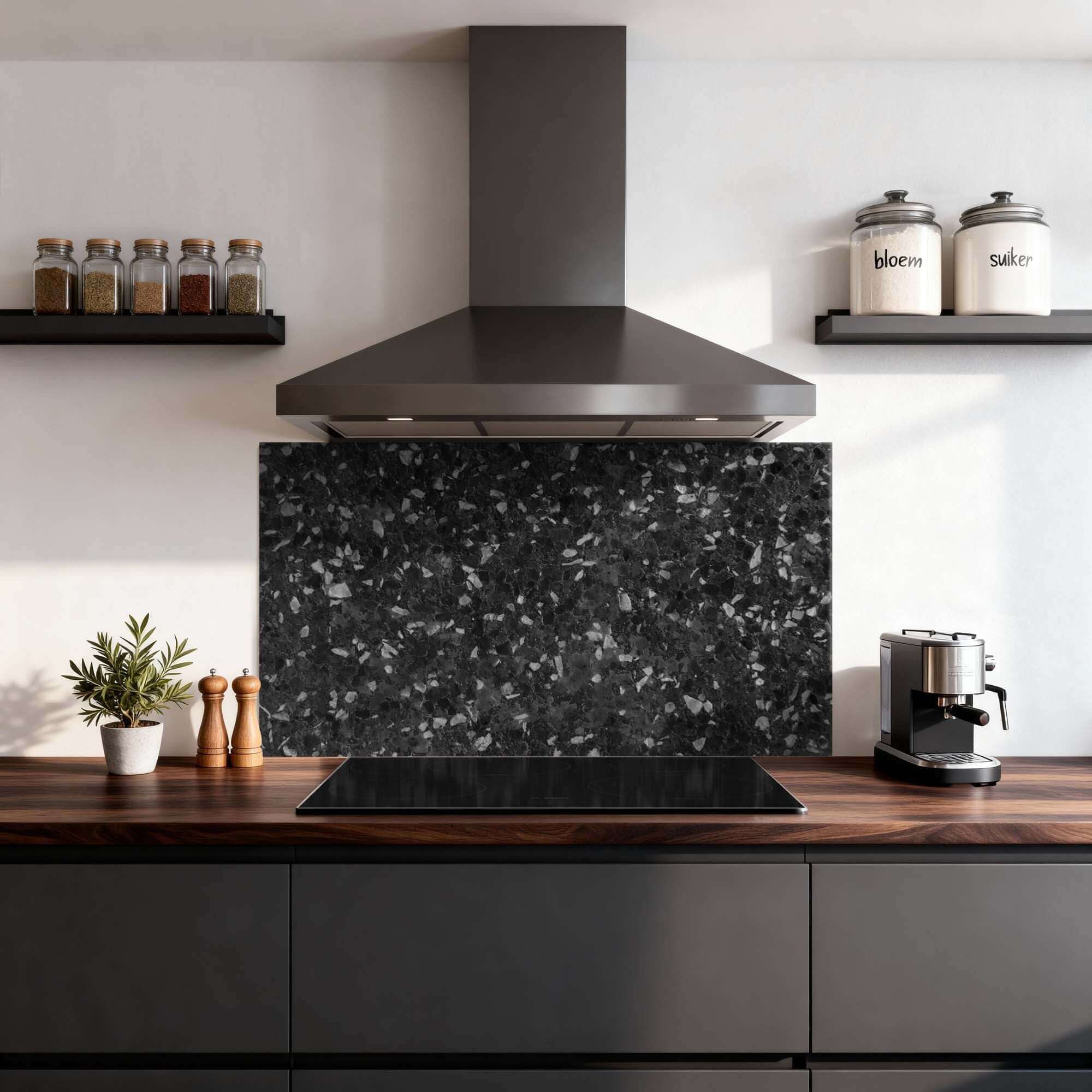 Obsidian Granite Spatscherm in moderne keuken met luxe granietstructuur, ideaal als krasvaste en hittebestendige keuken spatwand.