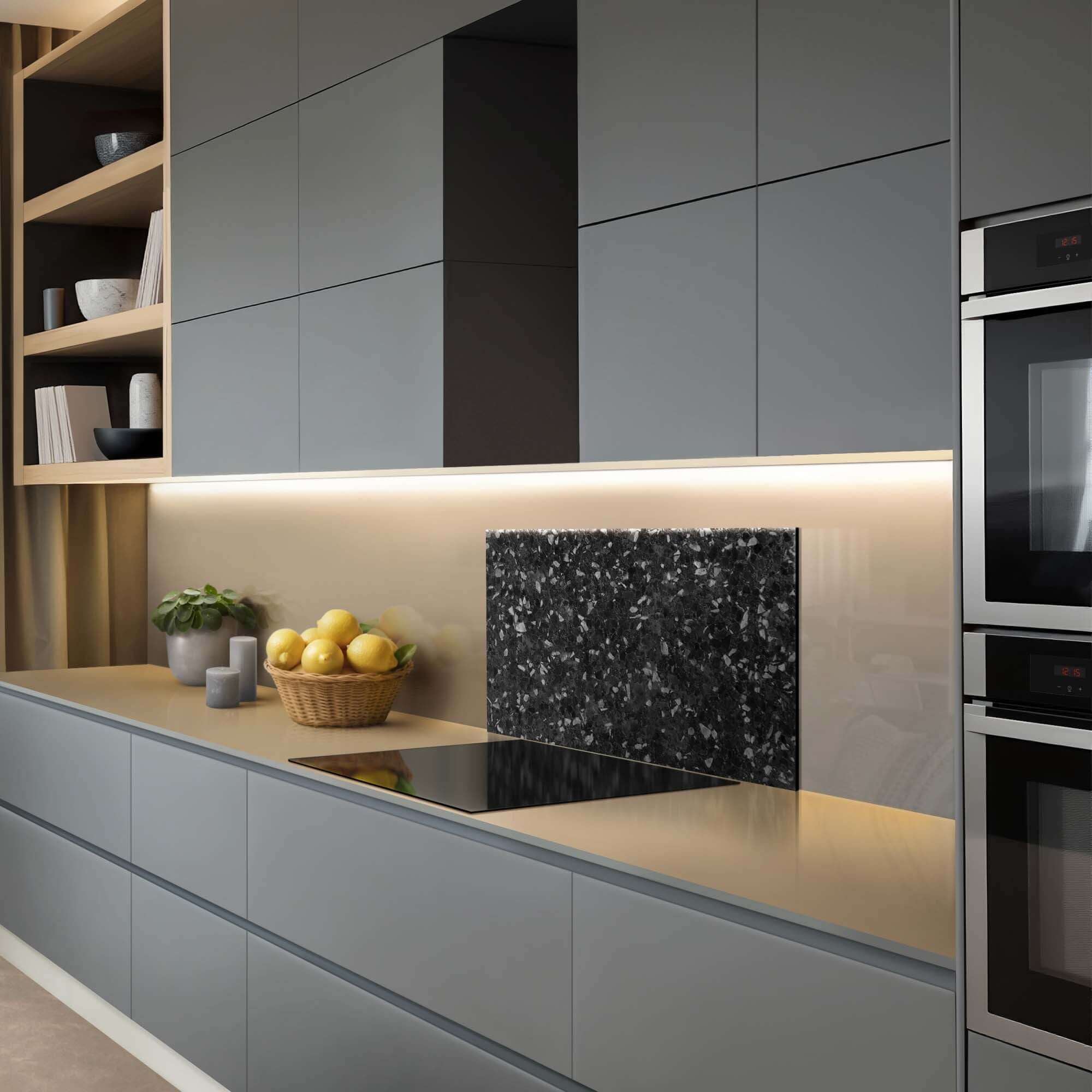 Obsidian Granite Spatscherm, een elegante spatwand voor de keuken, gemaakt van krasvast en hittebestendig materiaal.