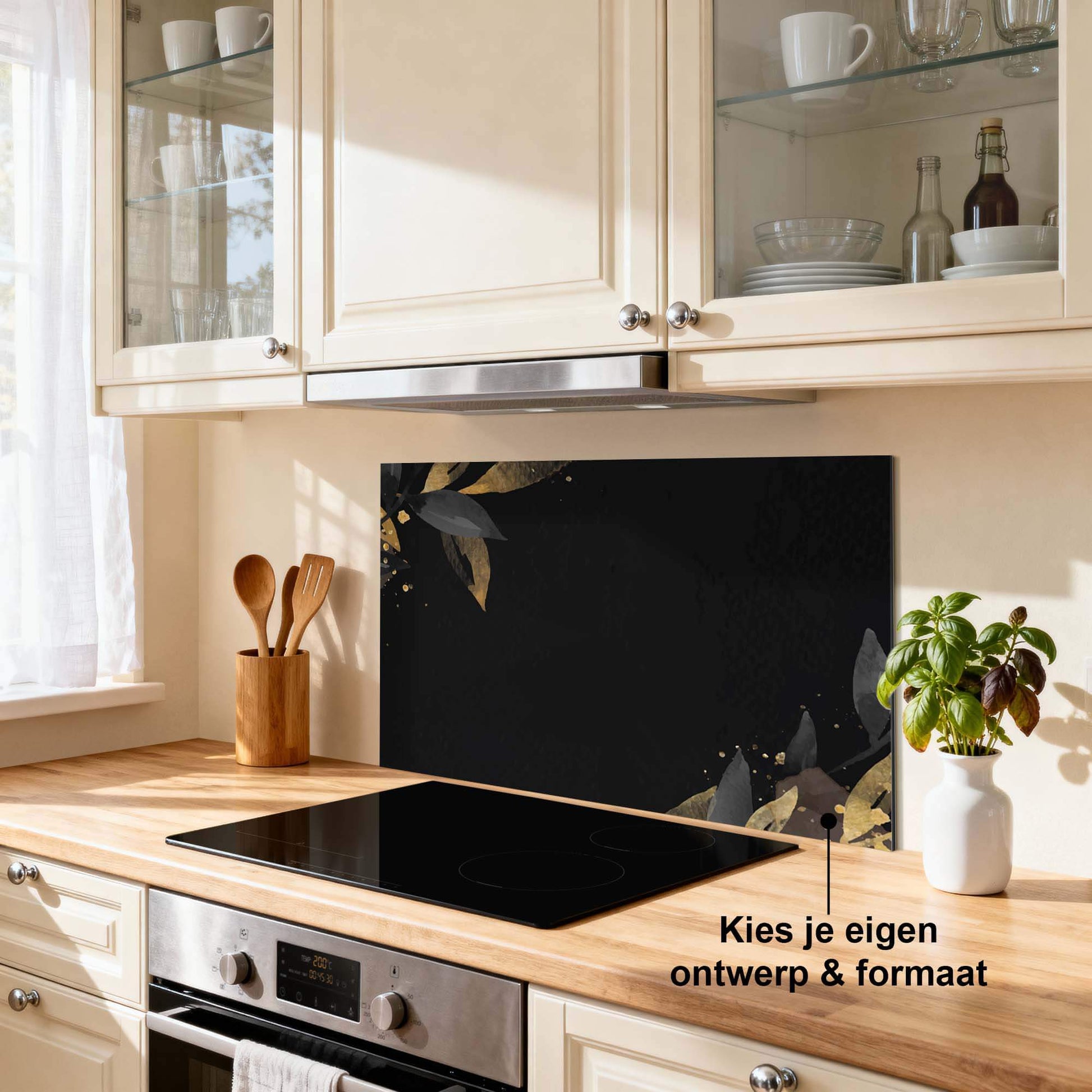 Spritzschutz in Schwarz-Olive in der Küche mit Akzenten in Gold-Olive, hitze- und kratzfest Spritzschutz für einen luxuriösen Look.