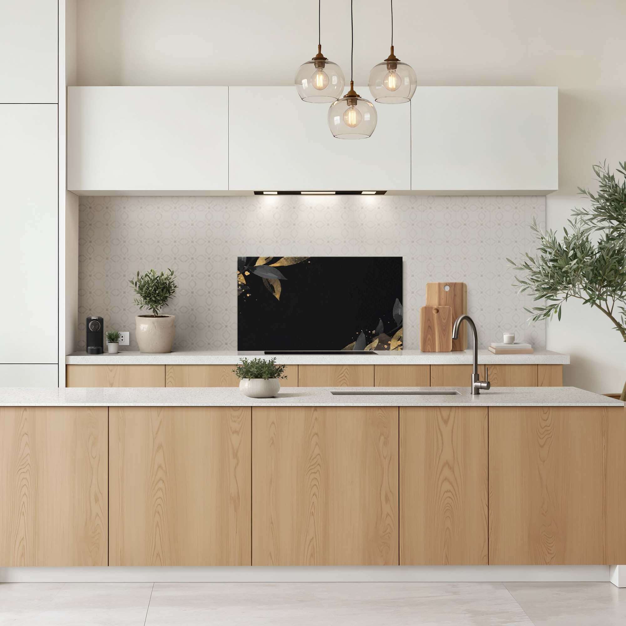 Black Olive Splashback in moderner Küche mit schwarzer und goldener Spritzschutzleiste, hitzebeständig und kratzfest.
