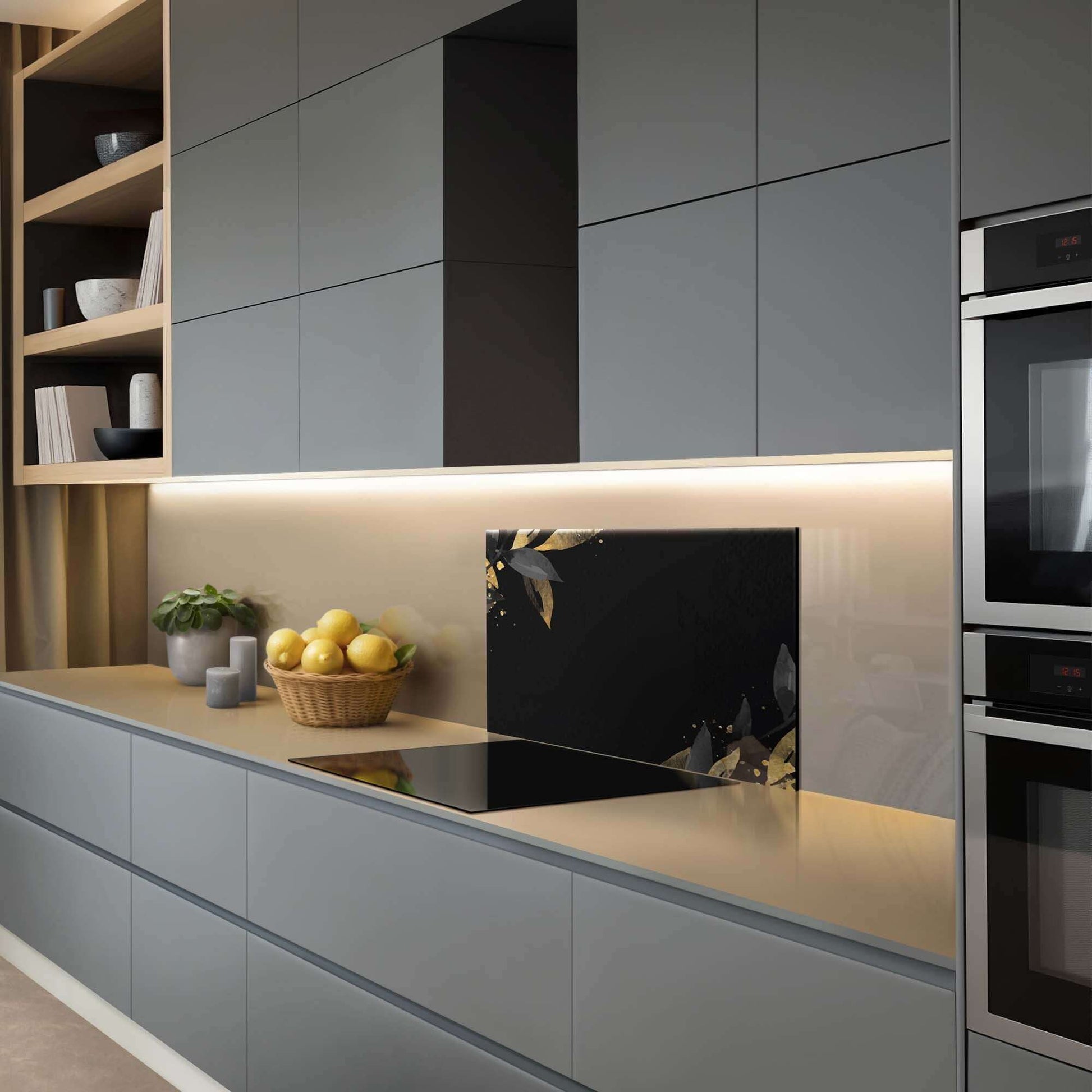 Elegante Küche mit Black Olive Splashback, hitzebeständiger Spritzschutz mit goldenen Olivenakzenten für einen luxuriösen Küchenstil.