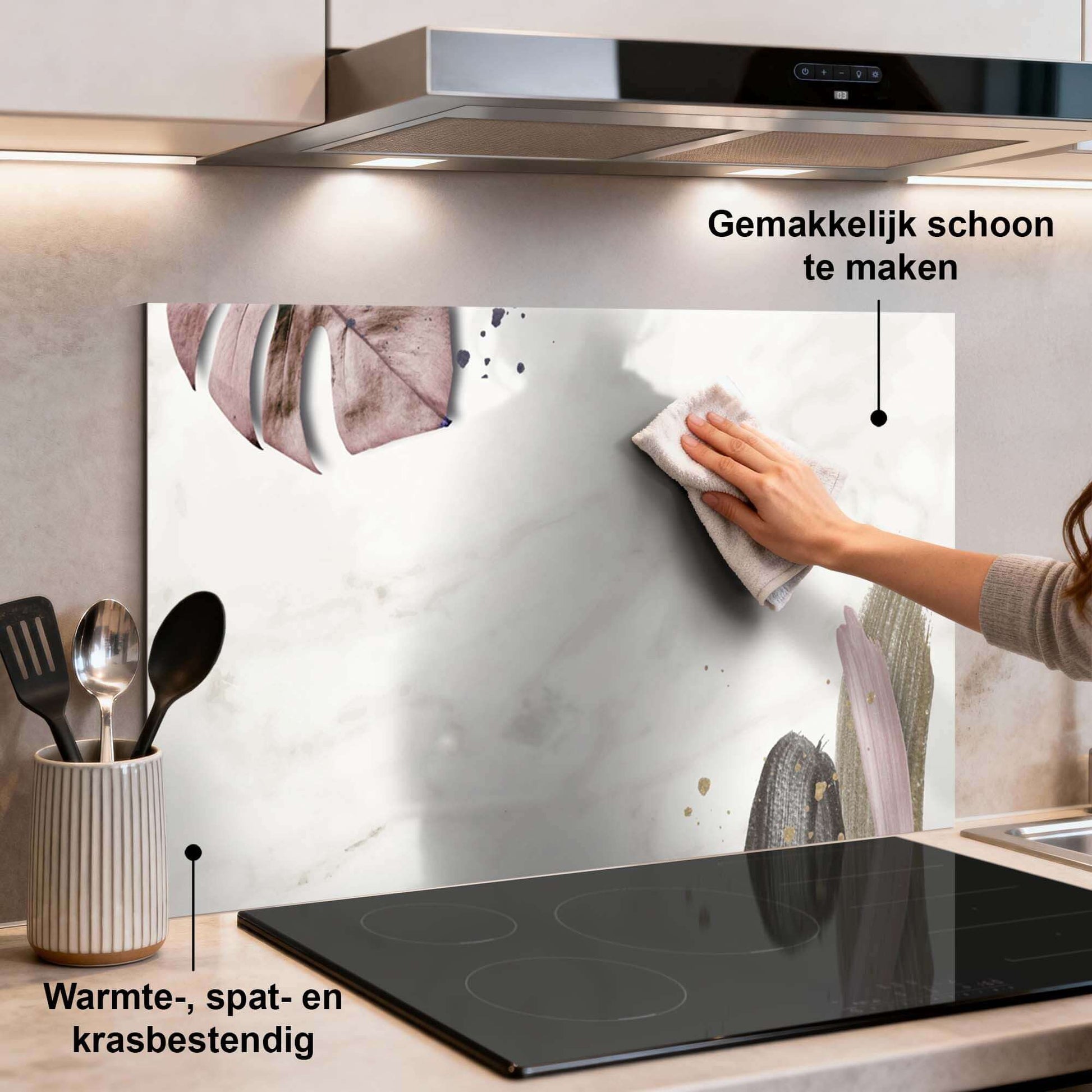 Soft Blush Spatscherm in een moderne keuken met subtiel marmerdesign en roze-gouden accenten, gemonteerd achter een kookplaat als spatwand.