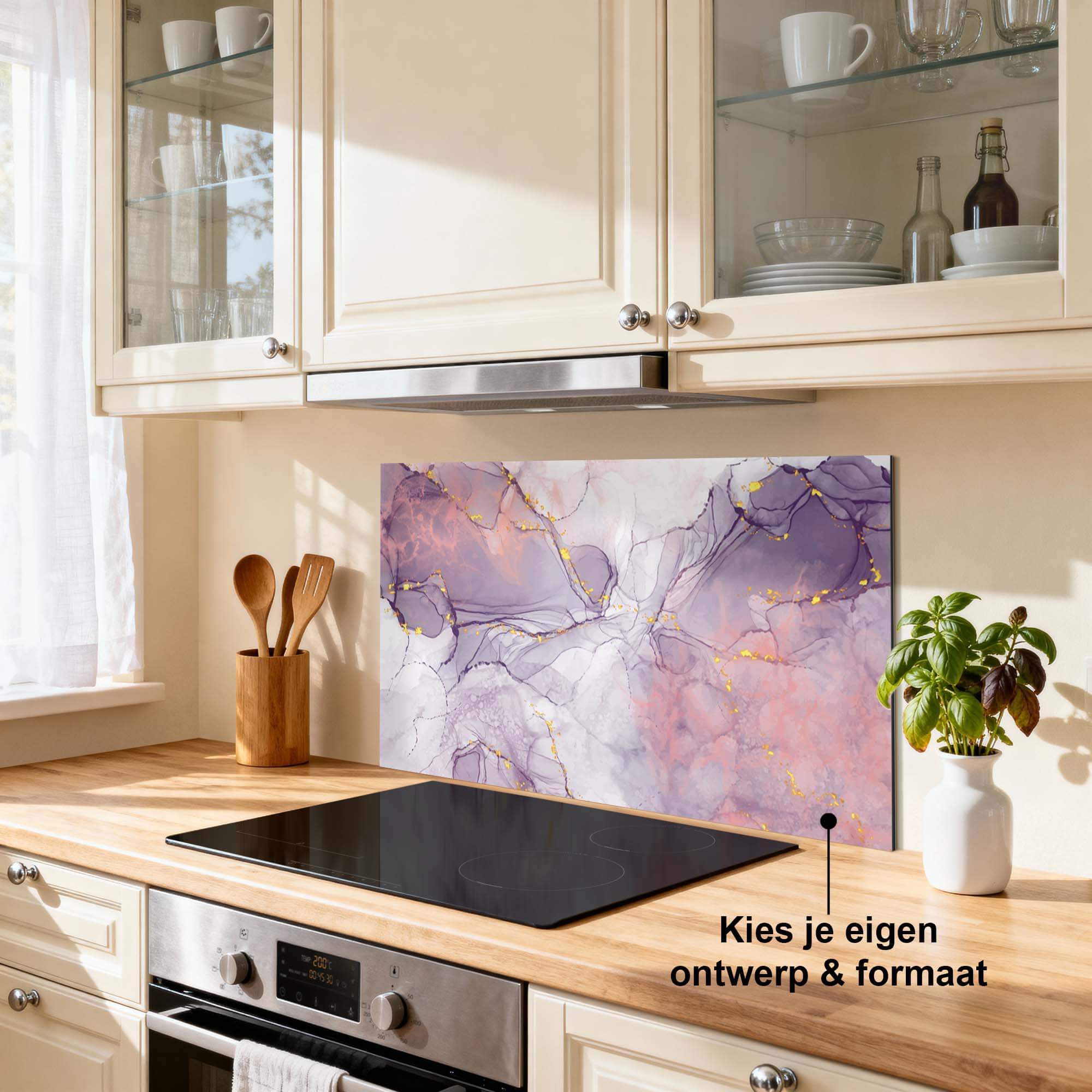Lavender Marble Spatscherm in een keuken met lavendeltinten en gouden accenten, ideaal als stijlvol keuken spatscherm of spatwand.