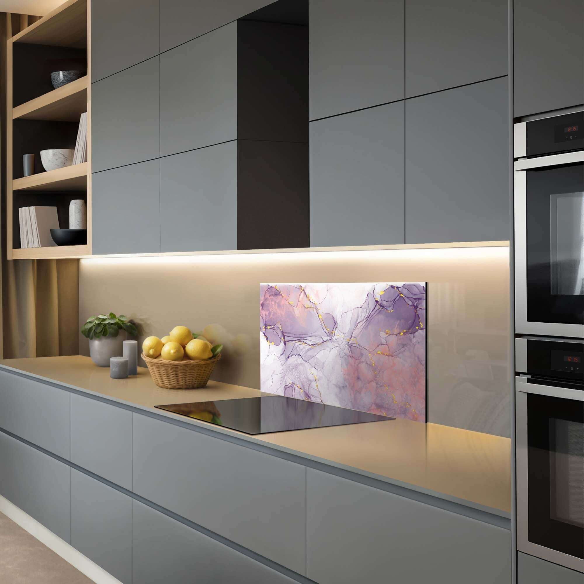 Lavender Marble Spatscherm in moderne keuken met lavender en gouden accenten, Spatscherm, Keuken Spatscherm, stijlvolle Spatwand
