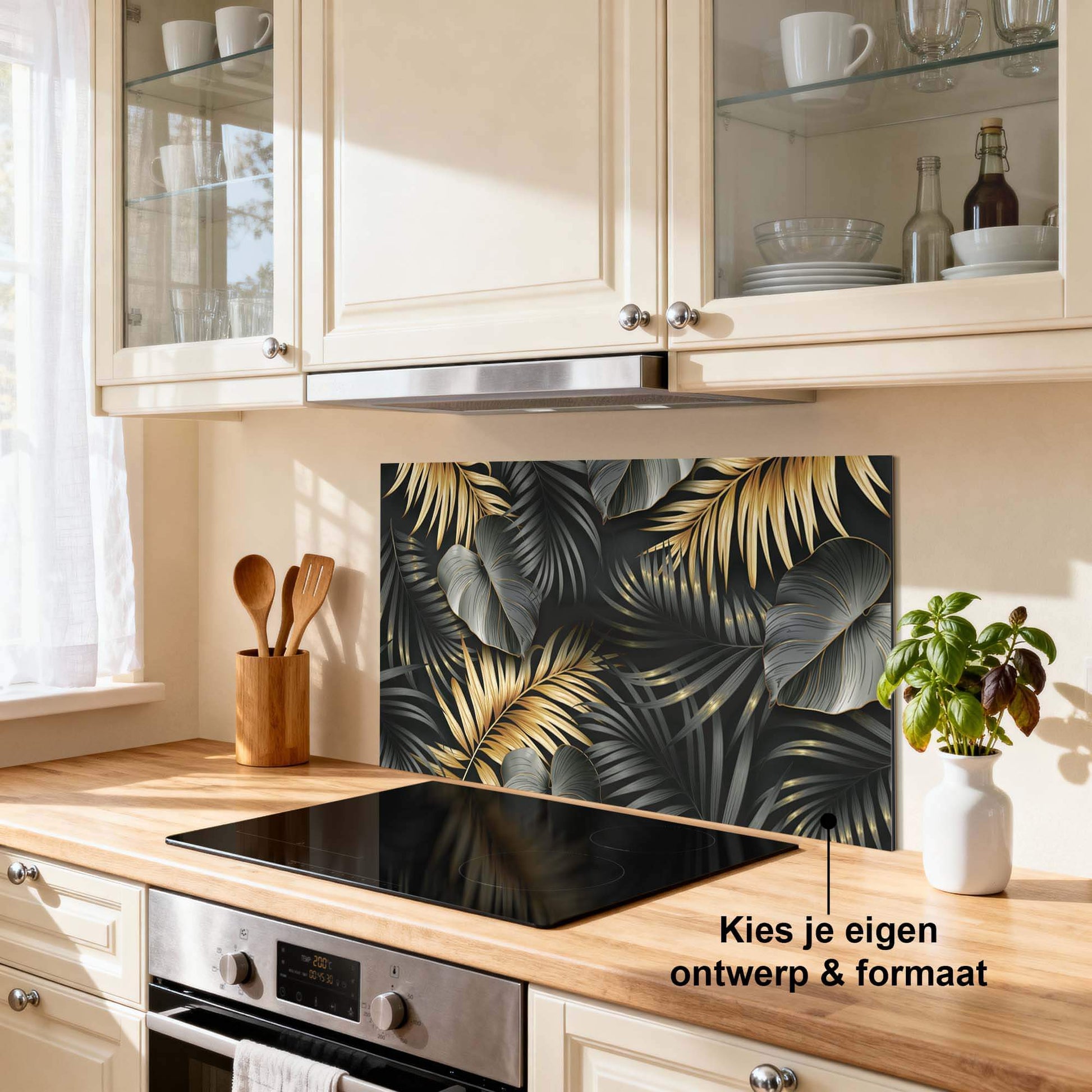 Golden Palms Spatscherm met gouden palmbladeren in een keuken, ideaal als spatwand en keuken spatscherm.