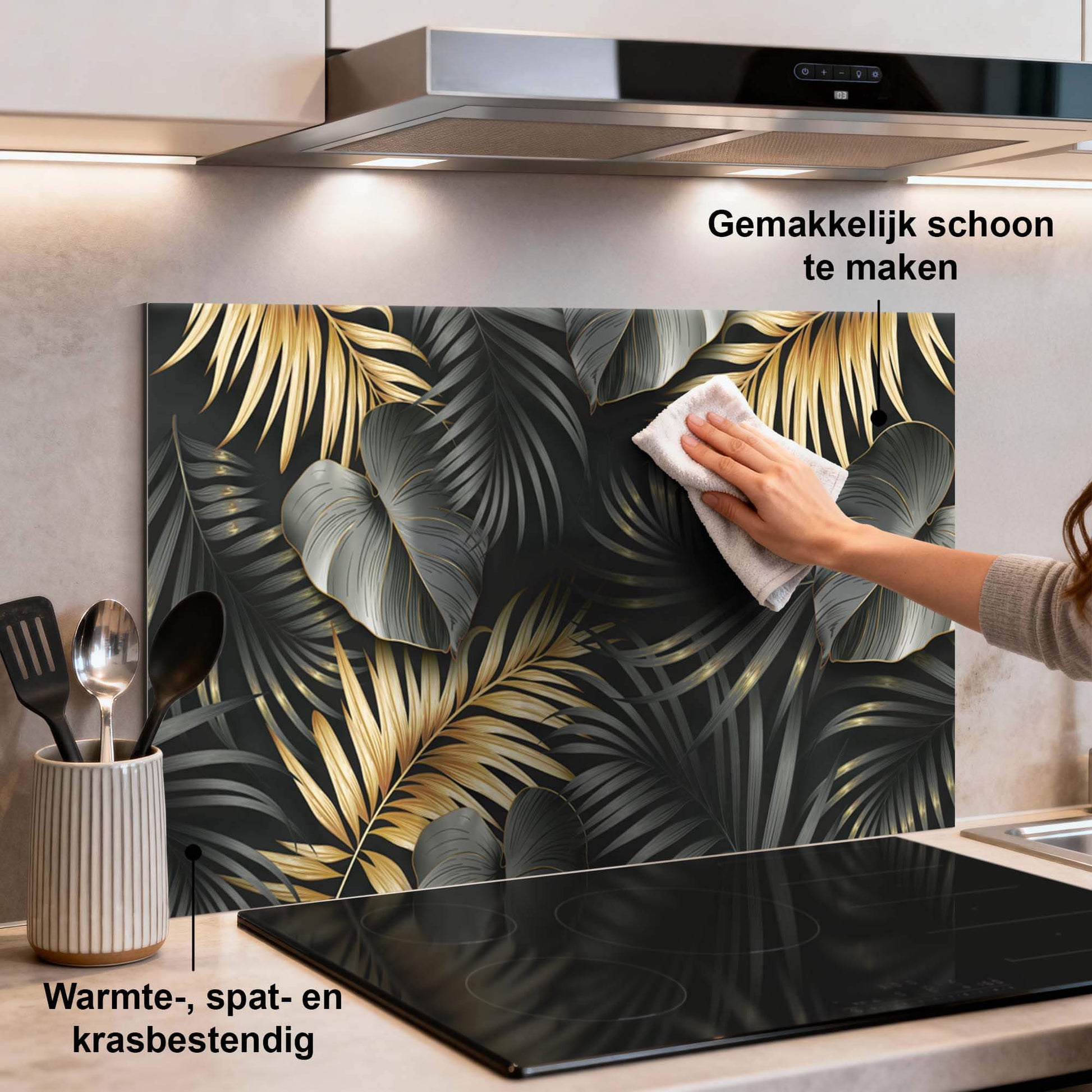 Golden Palms Spatscherm in keuken met zwart en goud design, ideaal als stijlvol keuken spatscherm en spatwand. Eenvoudig schoon te maken.