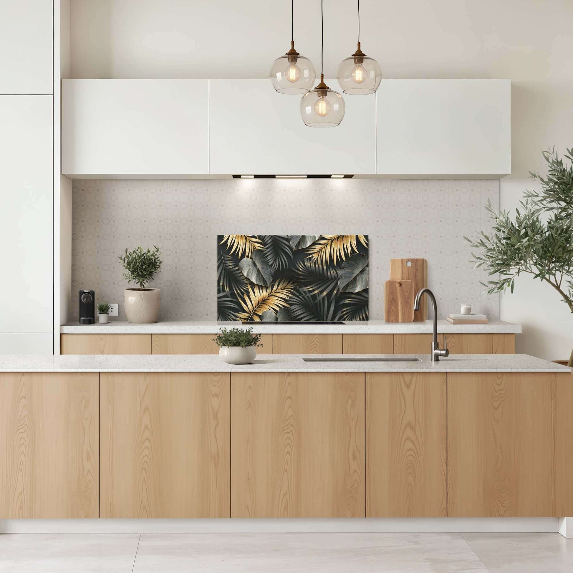 Stijlvolle keuken met Golden Palms Spatscherm, zwart met gouden palmbladeren. Keuken Spatscherm voor een moderne uitstraling.