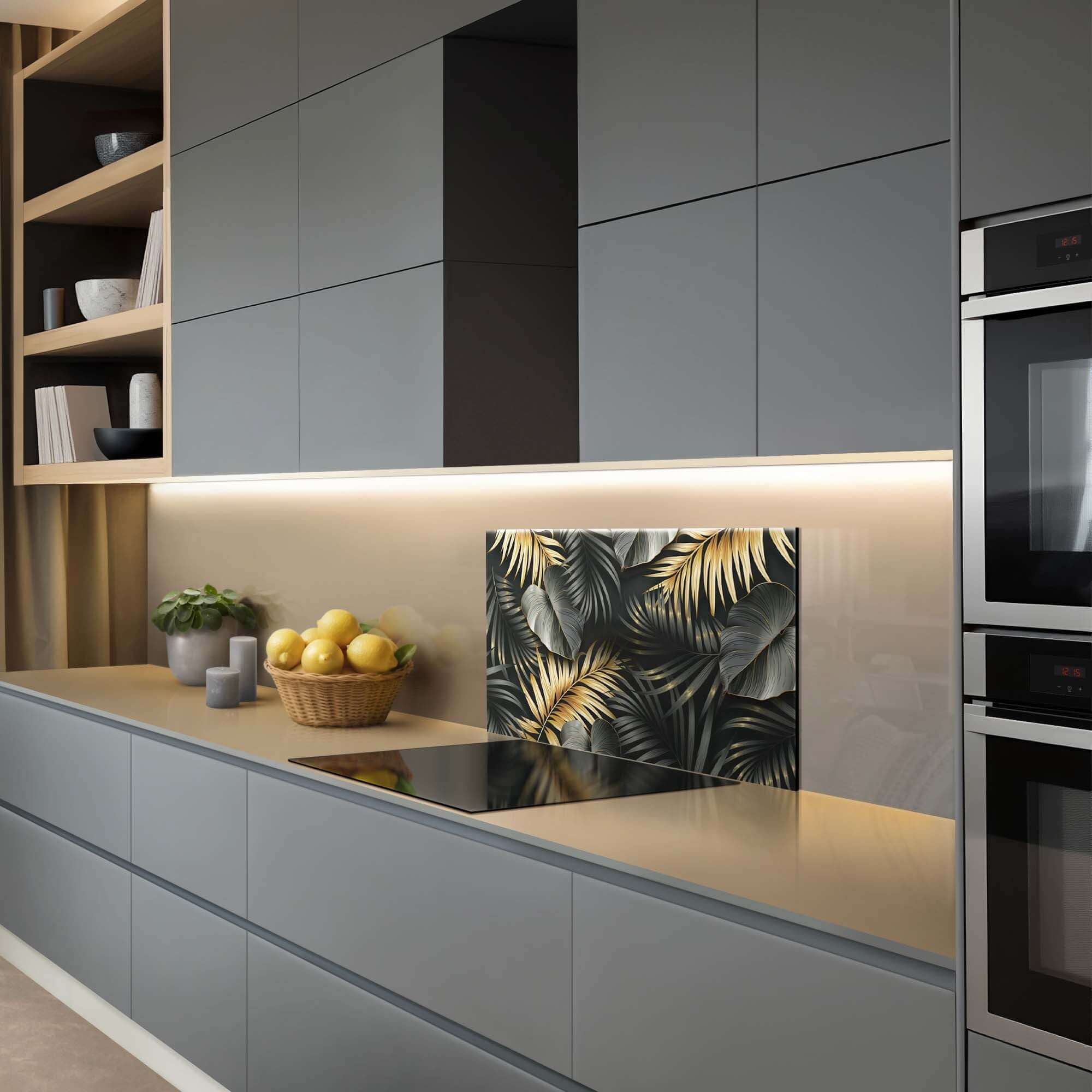 Golden Palms Spatscherm in moderne keuken met zwarte en gouden bladeren, elegant spatscherm voor een luxe uitstraling.