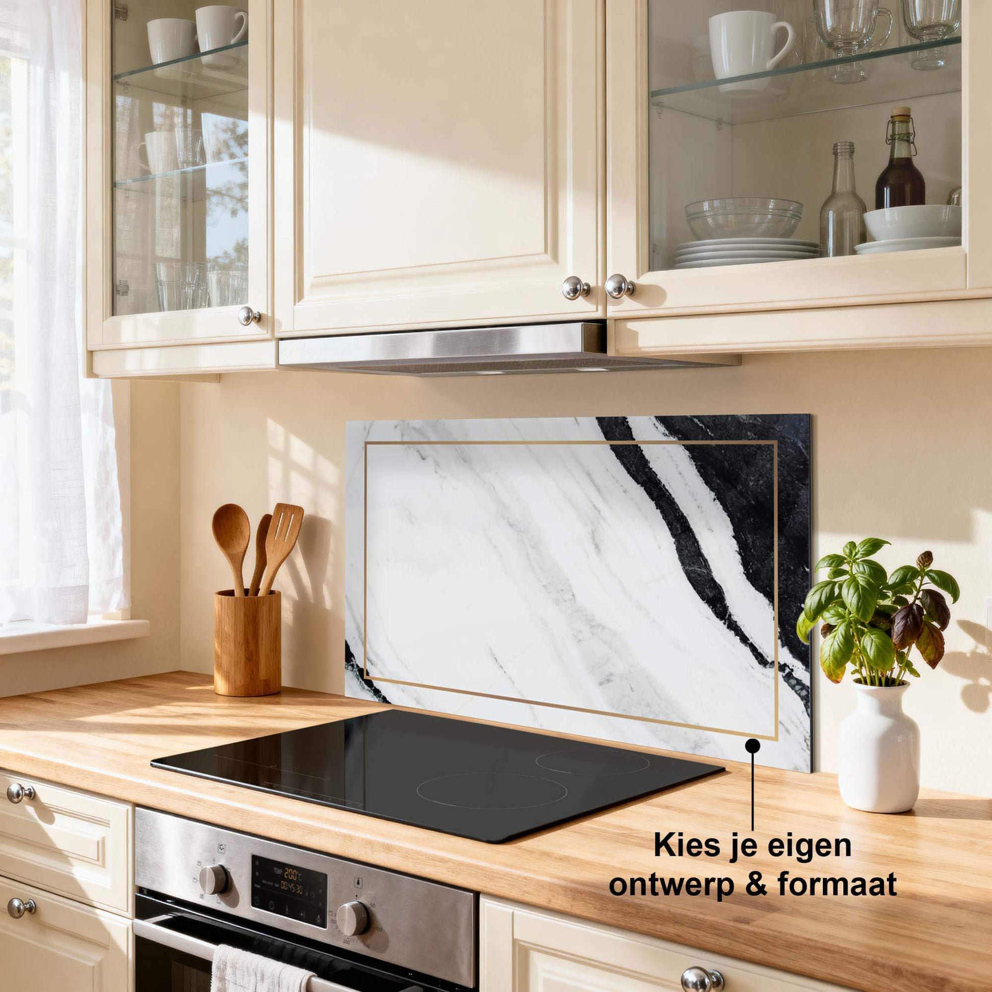 Marble Modern Spatscherm met gouden accent, een stijlvol keuken spatscherm voor een moderne spatwand.