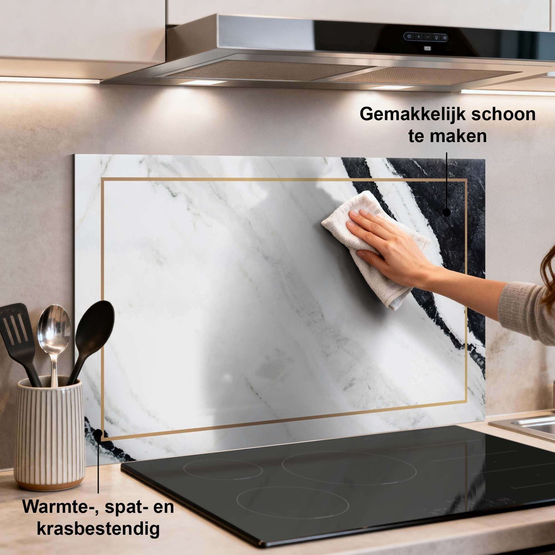 Marble Modern Spatscherm in keuken met stijlvol marmerlook en gouden accent, ideaal spatscherm voor bescherming achter fornuis.