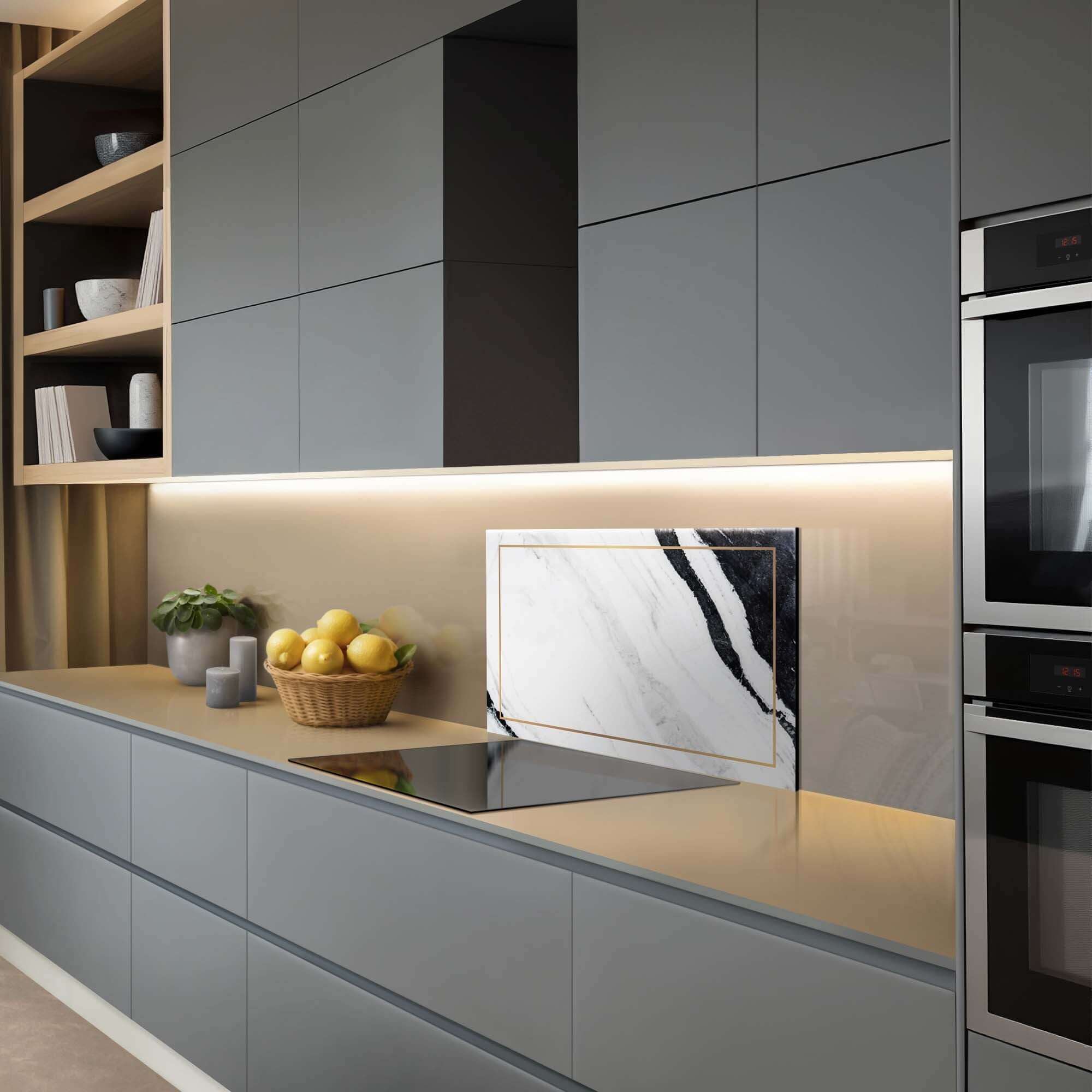 Marble Modern Spatscherm met gouden accent in moderne keuken, ideaal als Spatwand en Keuken Spatscherm. Tijdloos en stijlvol design.