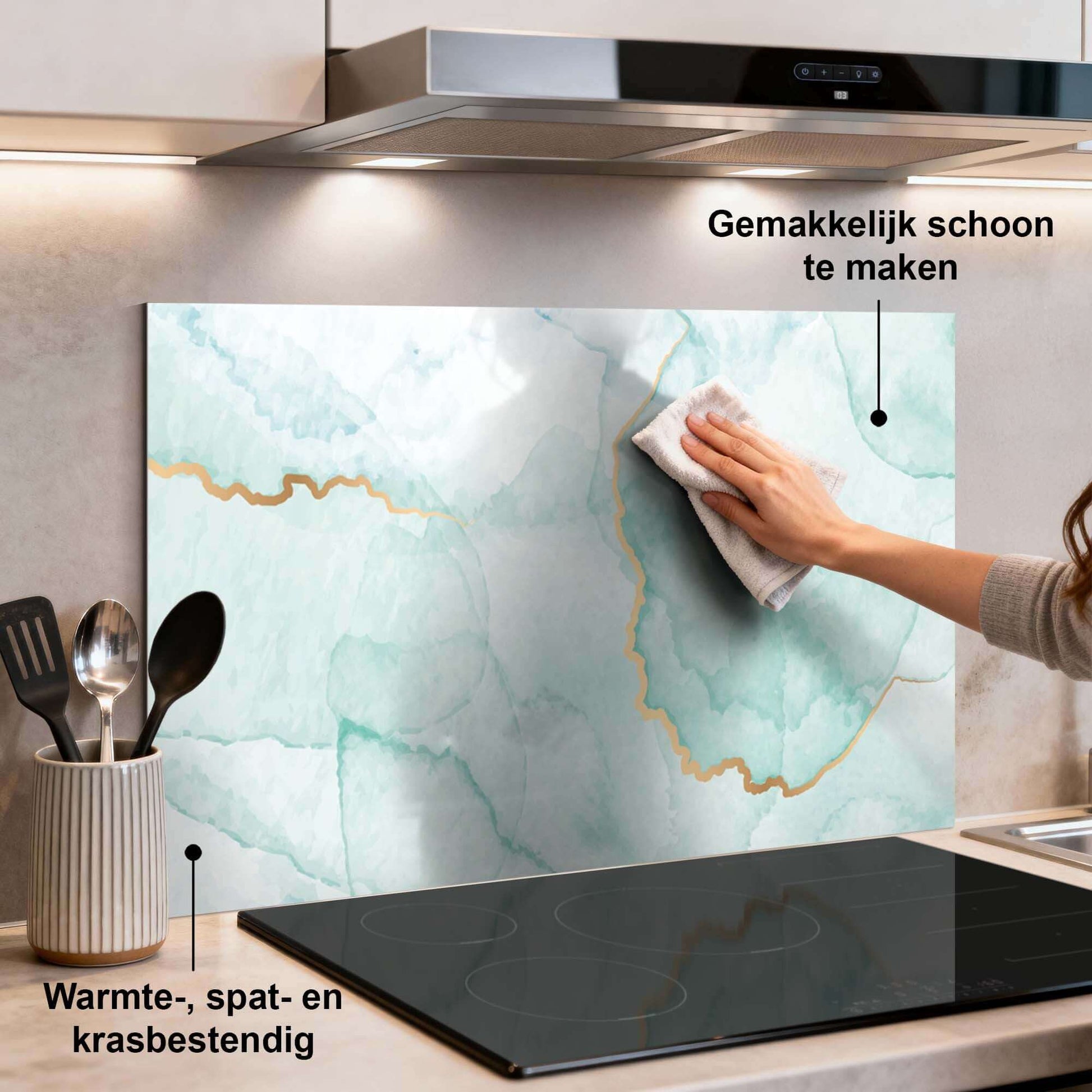 Misty Jade Spatscherm met jadegroen marmerdesign en gouden aders in een moderne keuken, keuken spatscherm makkelijk schoon te maken.