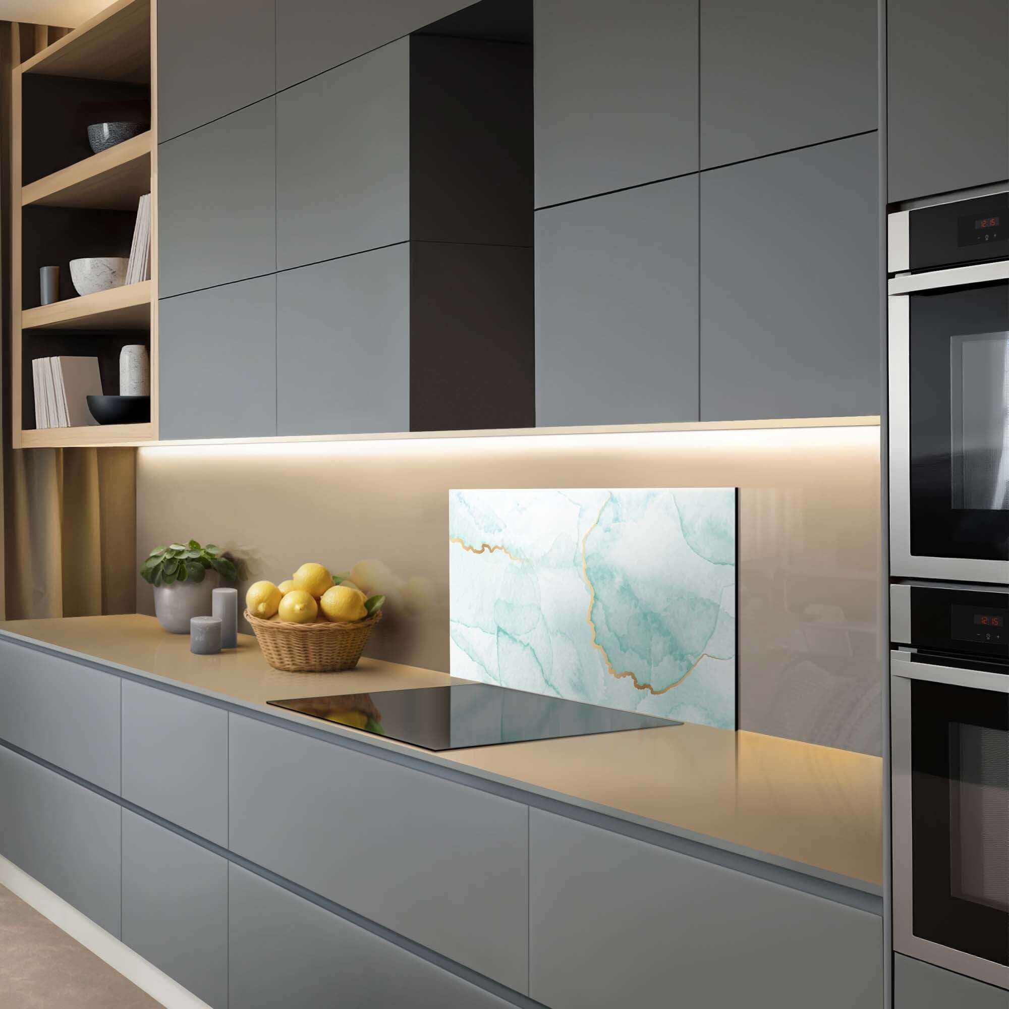 Keuken met Misty Jade Spatscherm featuring jadegroen marmerdesign en gouden aders, ideale spatwand voor elegante keuken styling.
