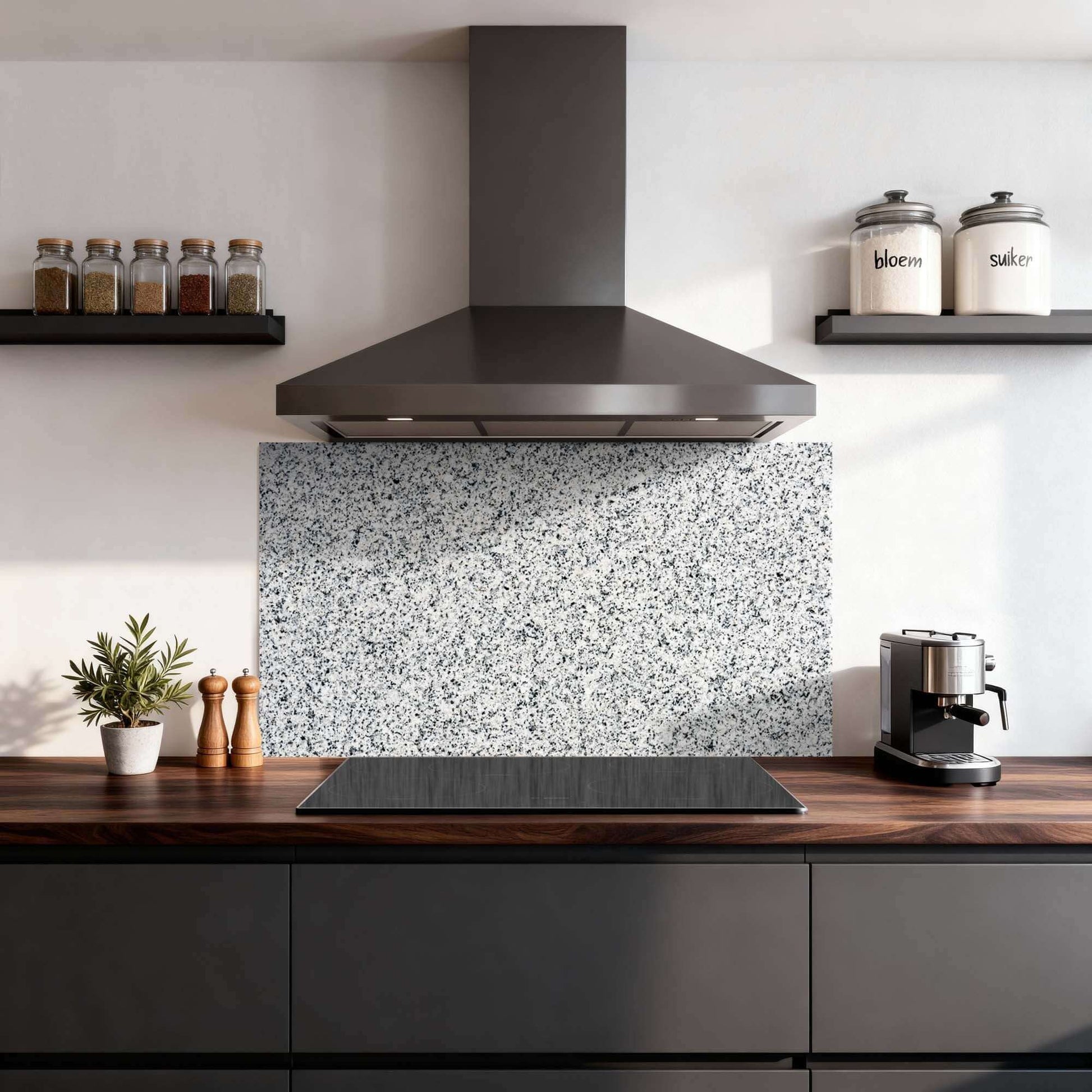 Nordic Mist Spatscherm als elegante keuken spatscherm en spatwand, hittebestendig en krasvast, gemaakt van Scandinavisch graniet en Aluminium Dibond.