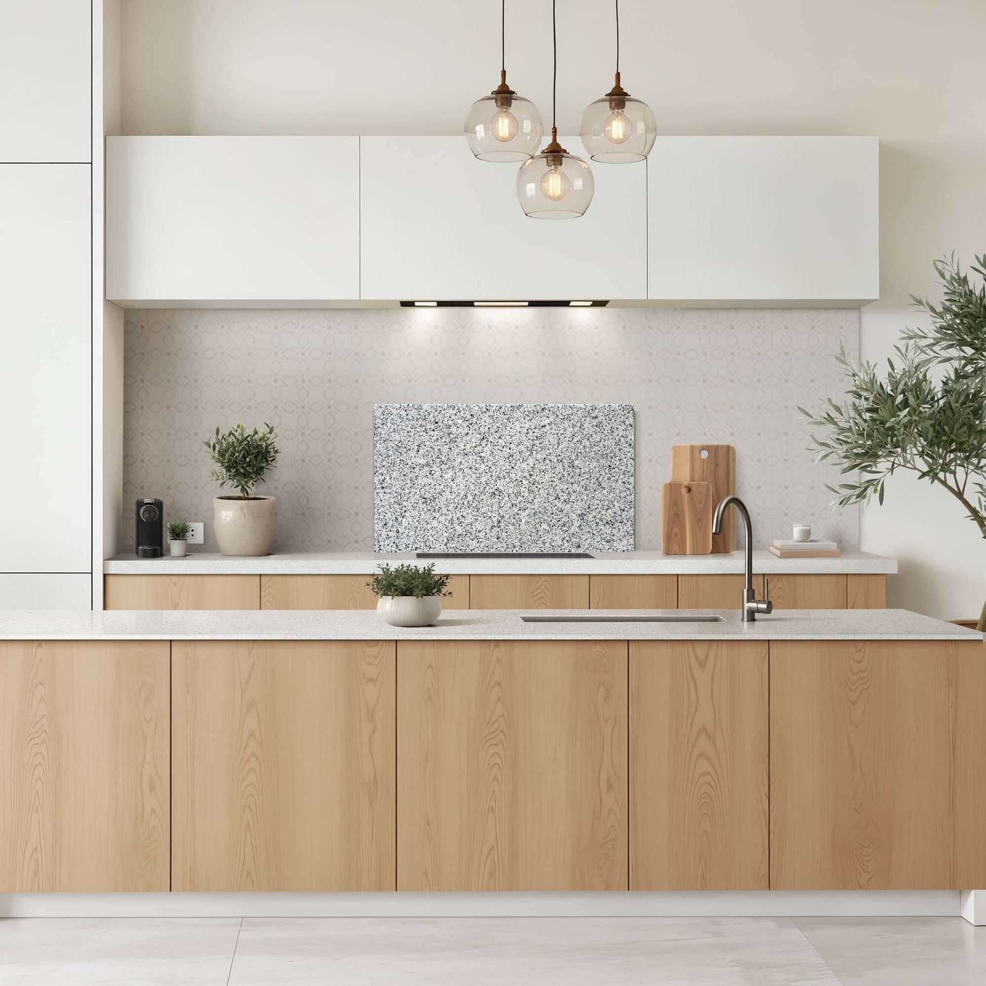 Nordic Mist Spatscherm in moderne keuken met houten kasten en Scandinavisch design, hittebestendig en krasvast Spatscherm en Spatwand.