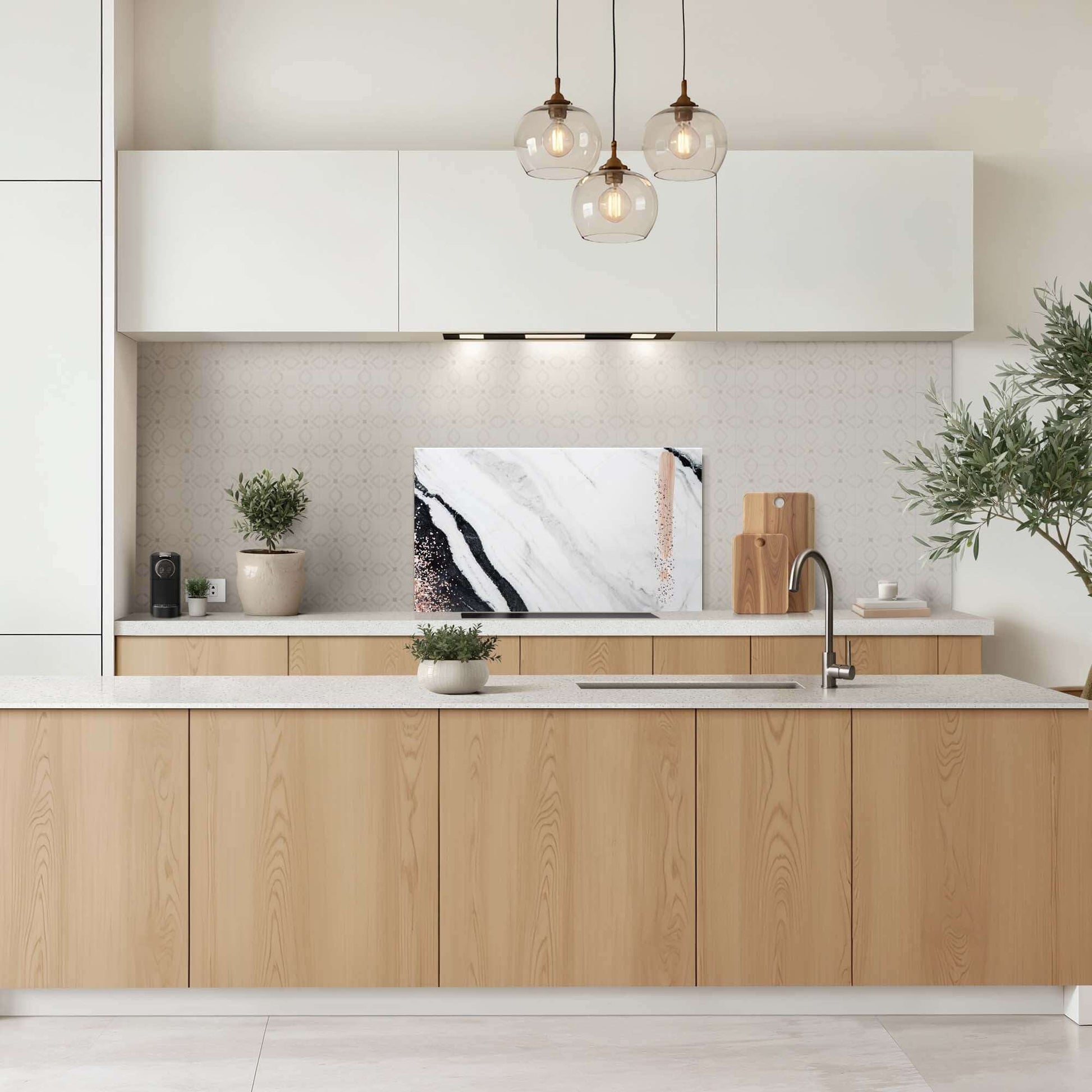 Luxe keuken met Marble Blush Spatscherm, een elegant spatscherm met marmerstructuur en blush accenten.
