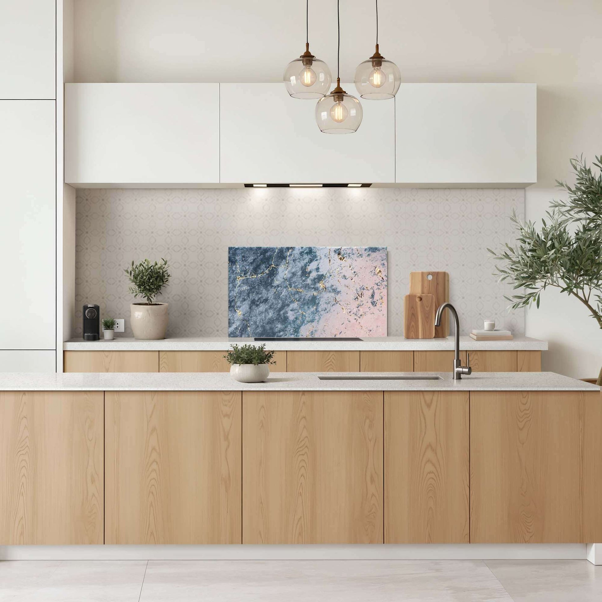 Elegante Ocean Marble Splashback in einer modernen Küche mit Holzschränken, tiefblauen und rosafarbenen Farbtönen, Splashback und Beleuchtung.