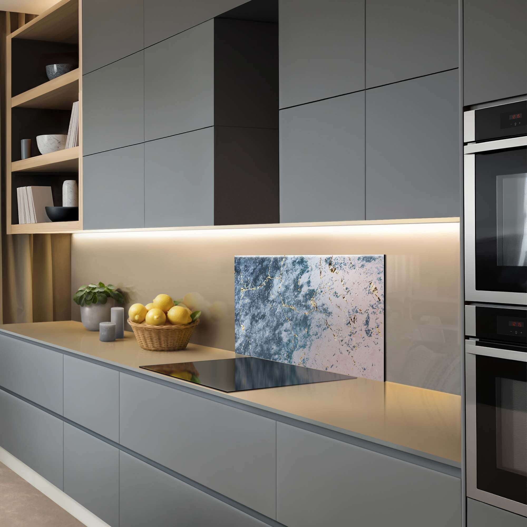 Elegante Ocean Marble Spritzwand in moderner Küche mit Blau- und Rosatönen, Spritzwand als Blickfang, geeignet für Küchenspritzwand.