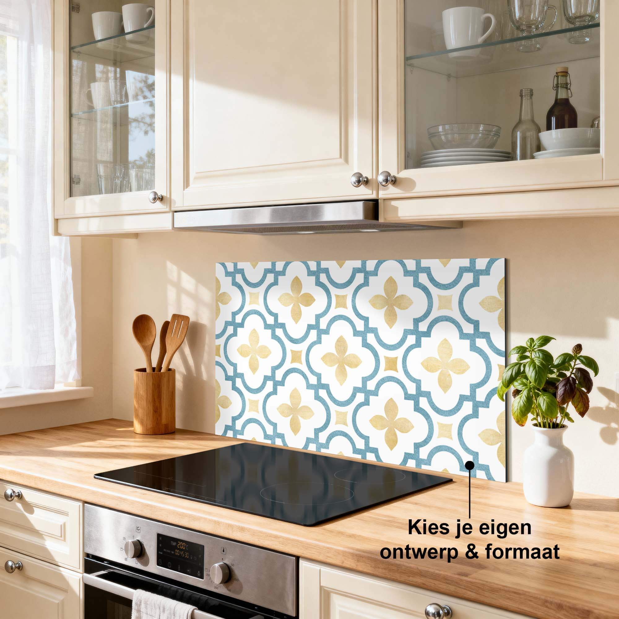 Azure Blossom Spatscherm in de keuken, met azuurblauw en goud tonen, decoratief keuken spatscherm tegelmotief, spatwand