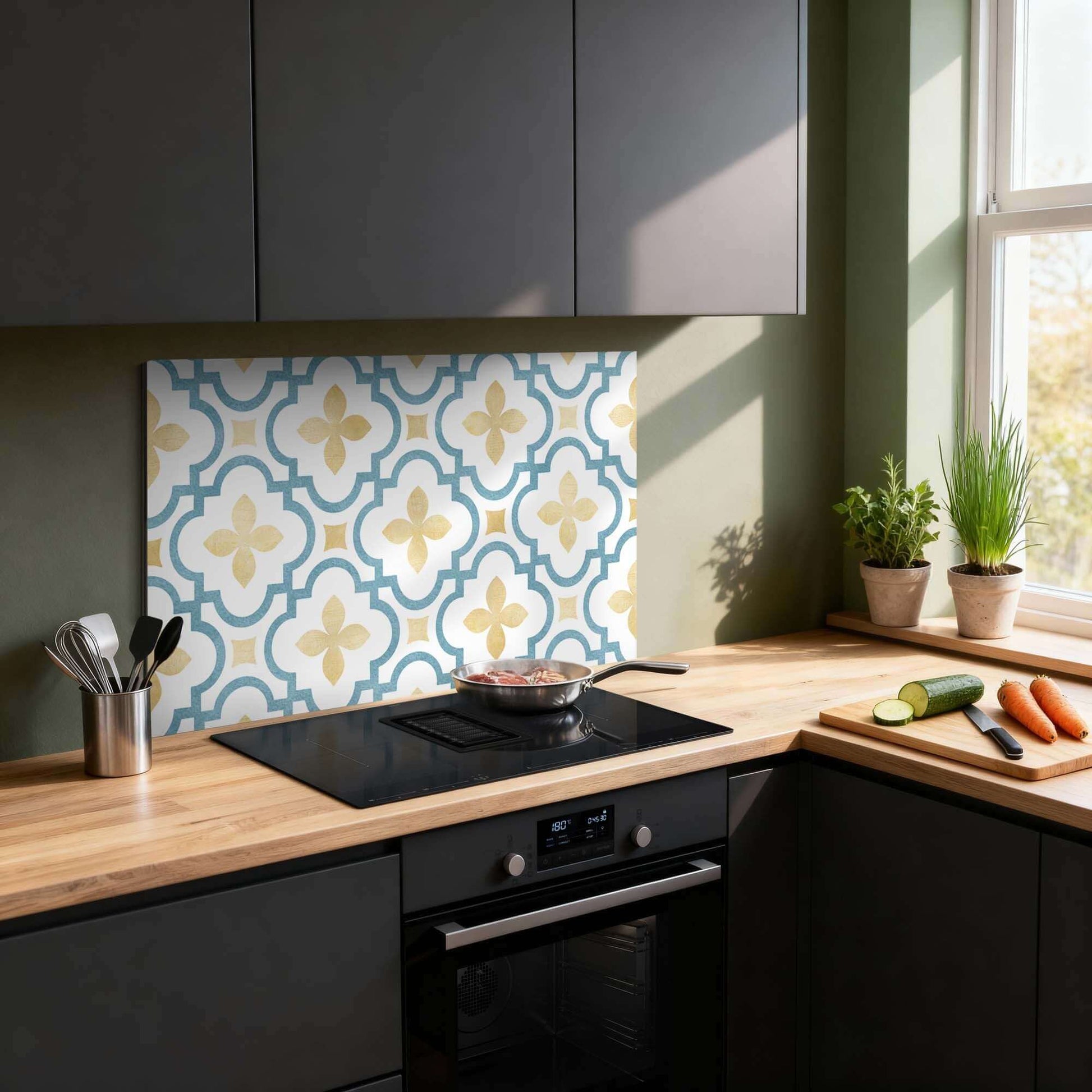 Azure Blossom Spatscherm met azuurblauwe en gouden tegels in een keuken als moderne spatwand voor stijlvol Keuken Spatscherm.