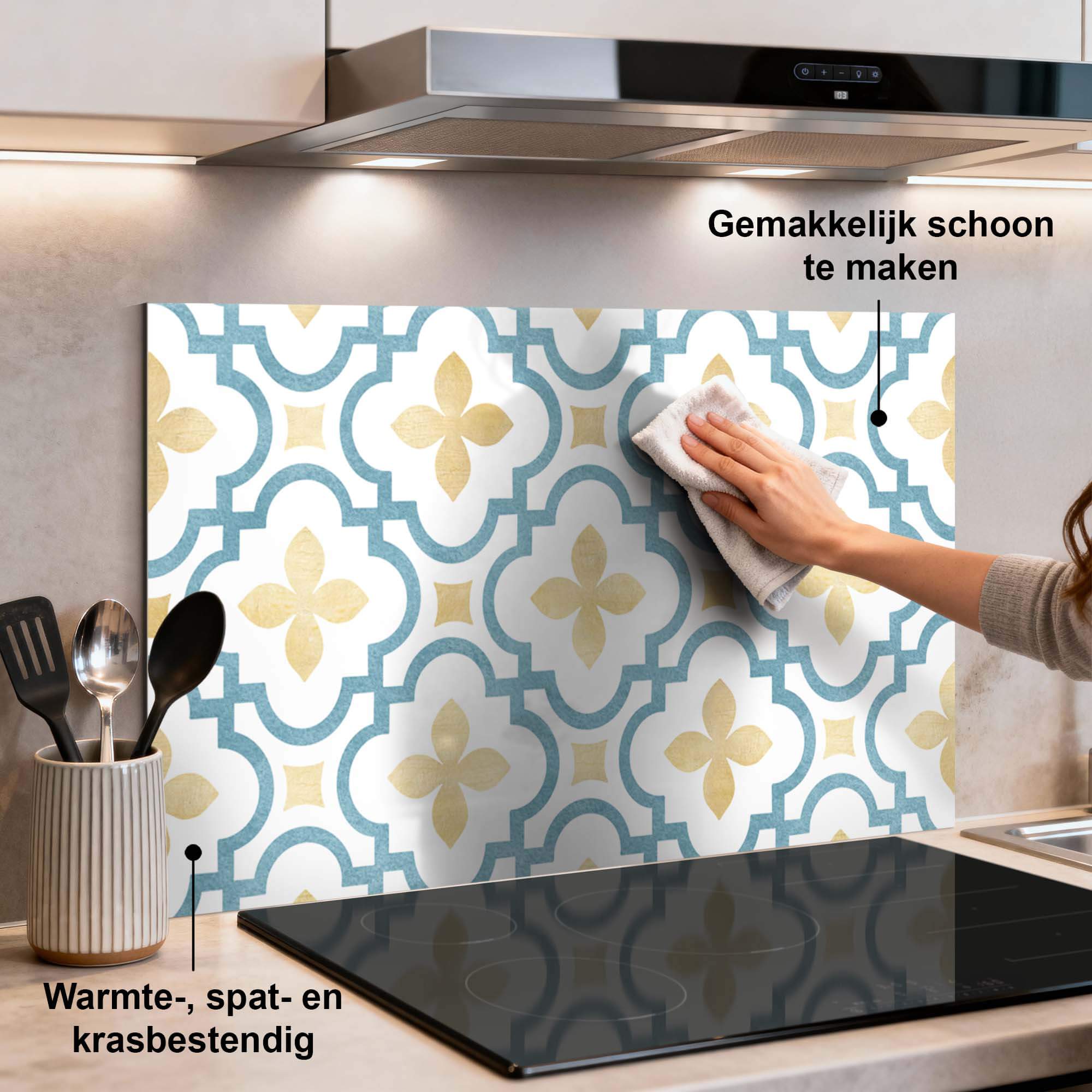 Azure Blossom Spatscherm in keuken met azuurblauw en goud motief, spatwand voor spatbescherming.