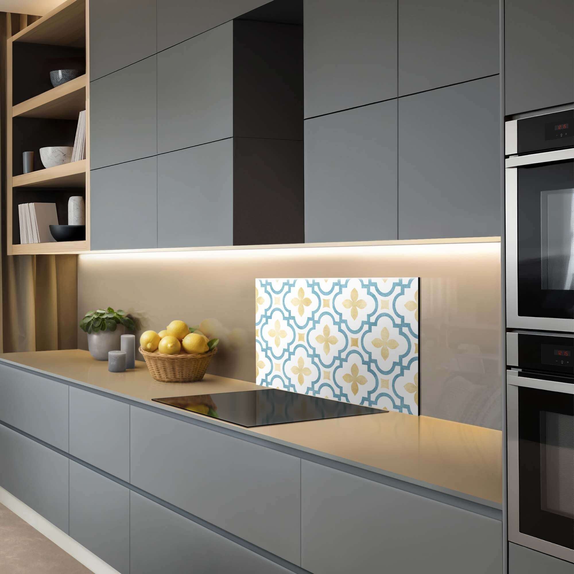 Azure Blossom Spatscherm met azuurblauw en goud tegelmotief in een stijlvolle keuken. Spatscherm verzjaard de keuken uitstraling.