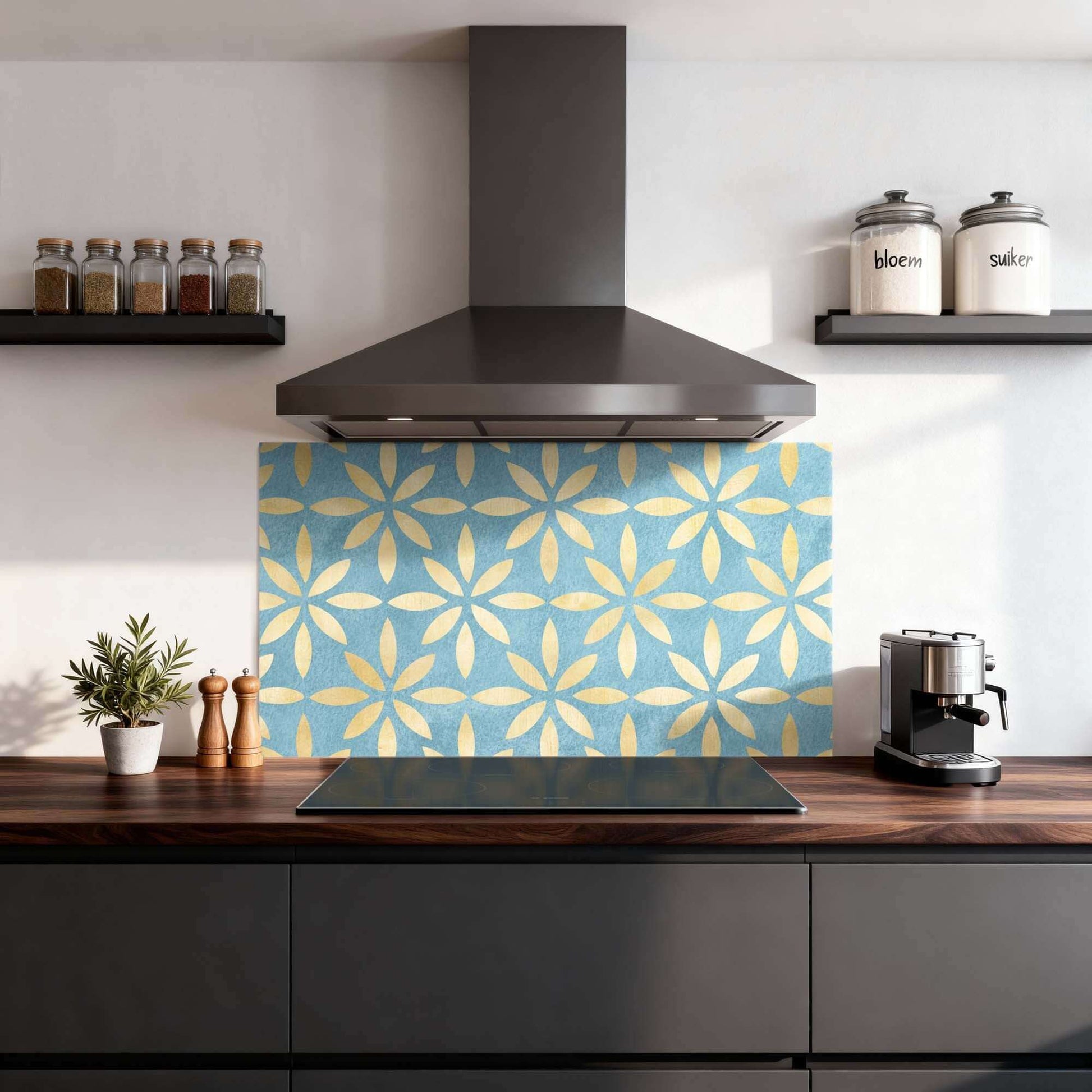 Azure Floral Cross Spatscherm met bloemenpatroon in blauw-goud, luxe keuken spatscherm, spatwand design.