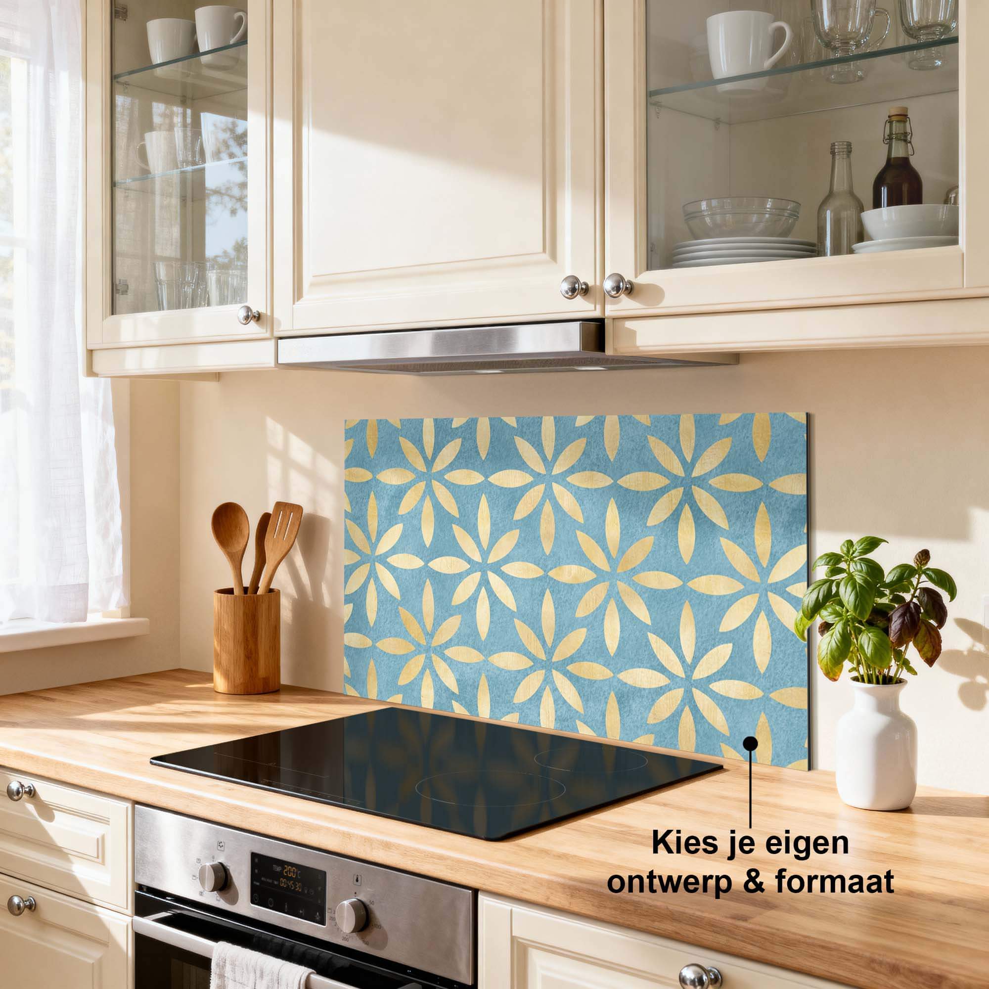 Azure Floral Cross Spatscherm in een keuken met blauw-gouden bloemenpatroon, ideaal als keuken spatscherm en spatwand.