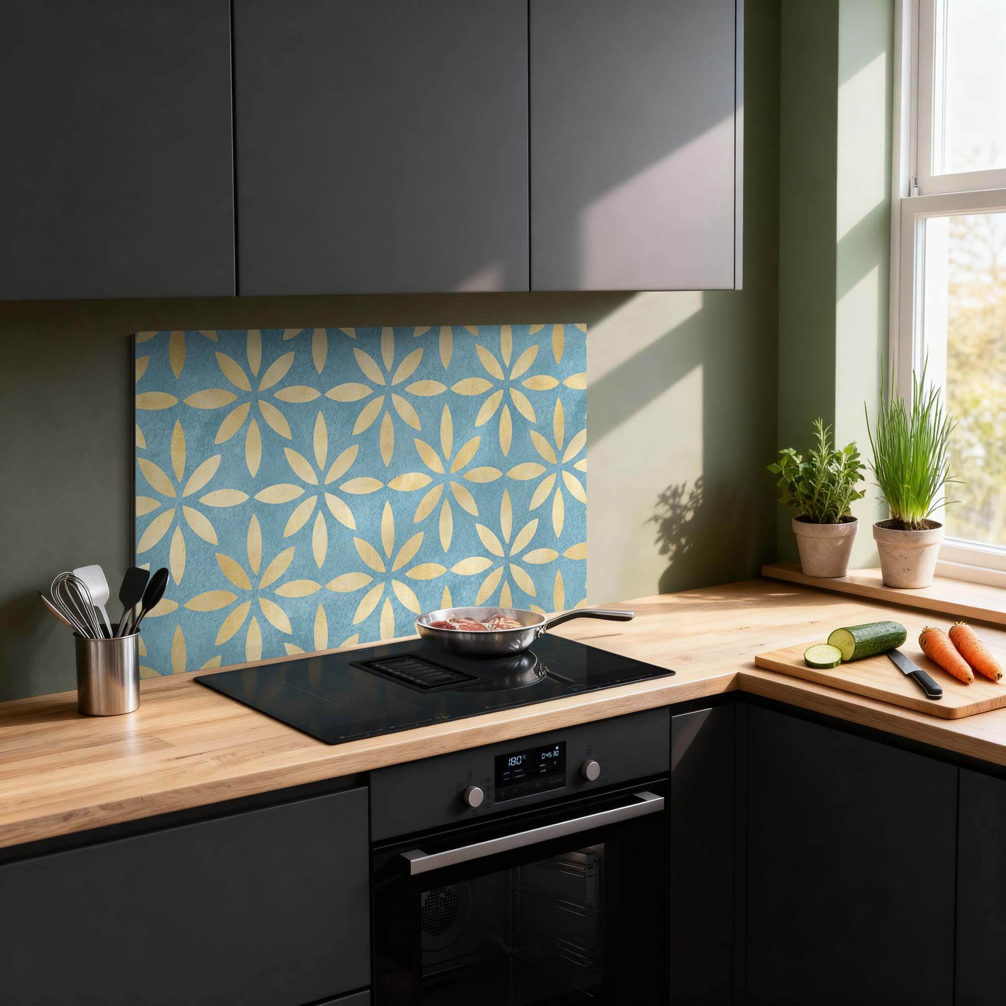Azure Floral Cross Spatscherm met blauw-gouden bloemenpatroon, een luxe Keuken Spatscherm en Spatwand in moderne keuken.
