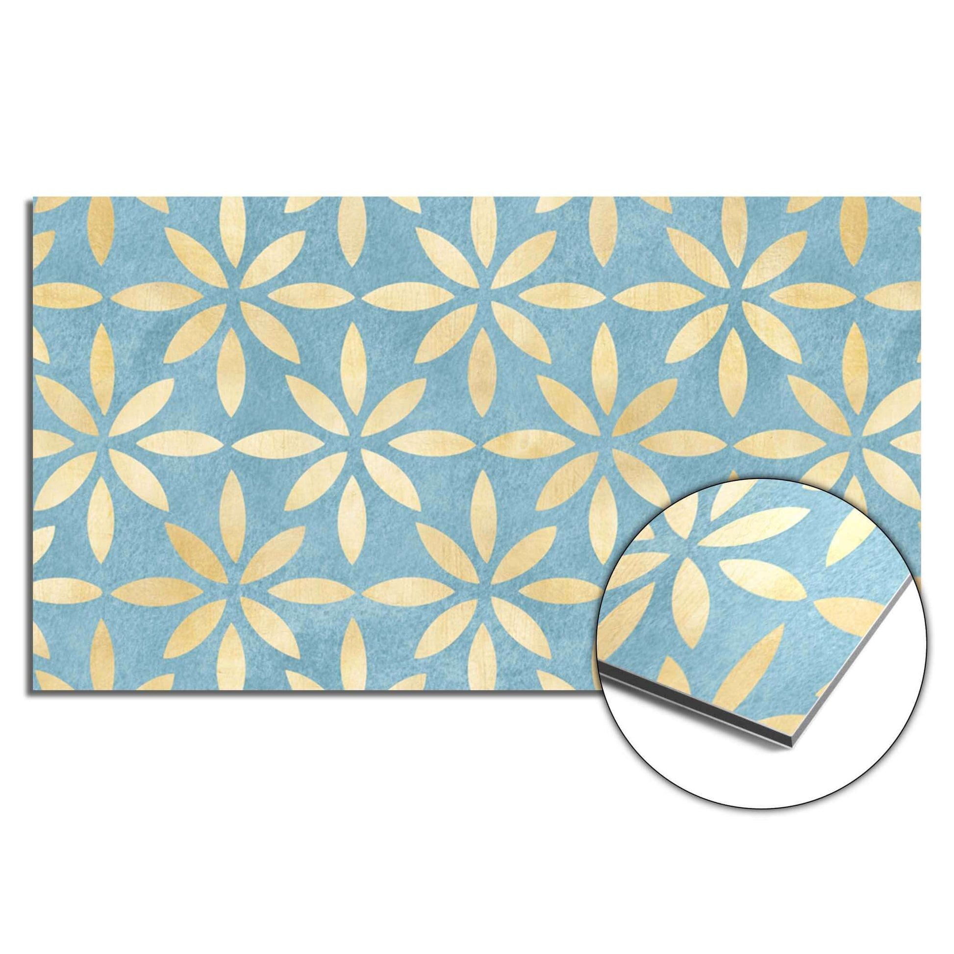 Azure Floral Cross Spatscherm met bloemmotief en blauw-gouden tinten, ideaal keuken spatscherm of spatwand voor een mediterrane uitstraling.