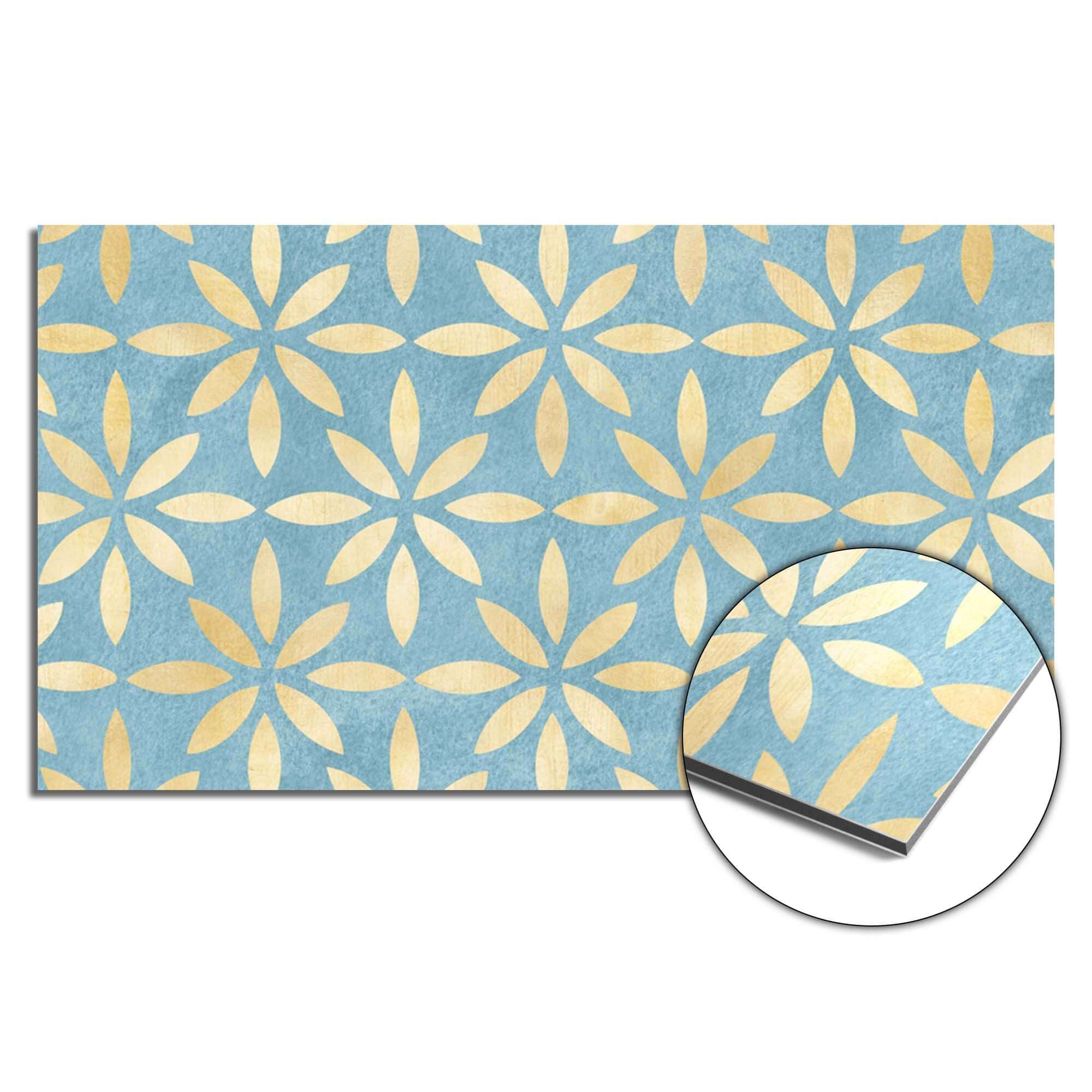 Azure Floral Cross Spatscherm met bloemmotief en blauw-gouden tinten, ideaal keuken spatscherm of spatwand voor een mediterrane uitstraling.