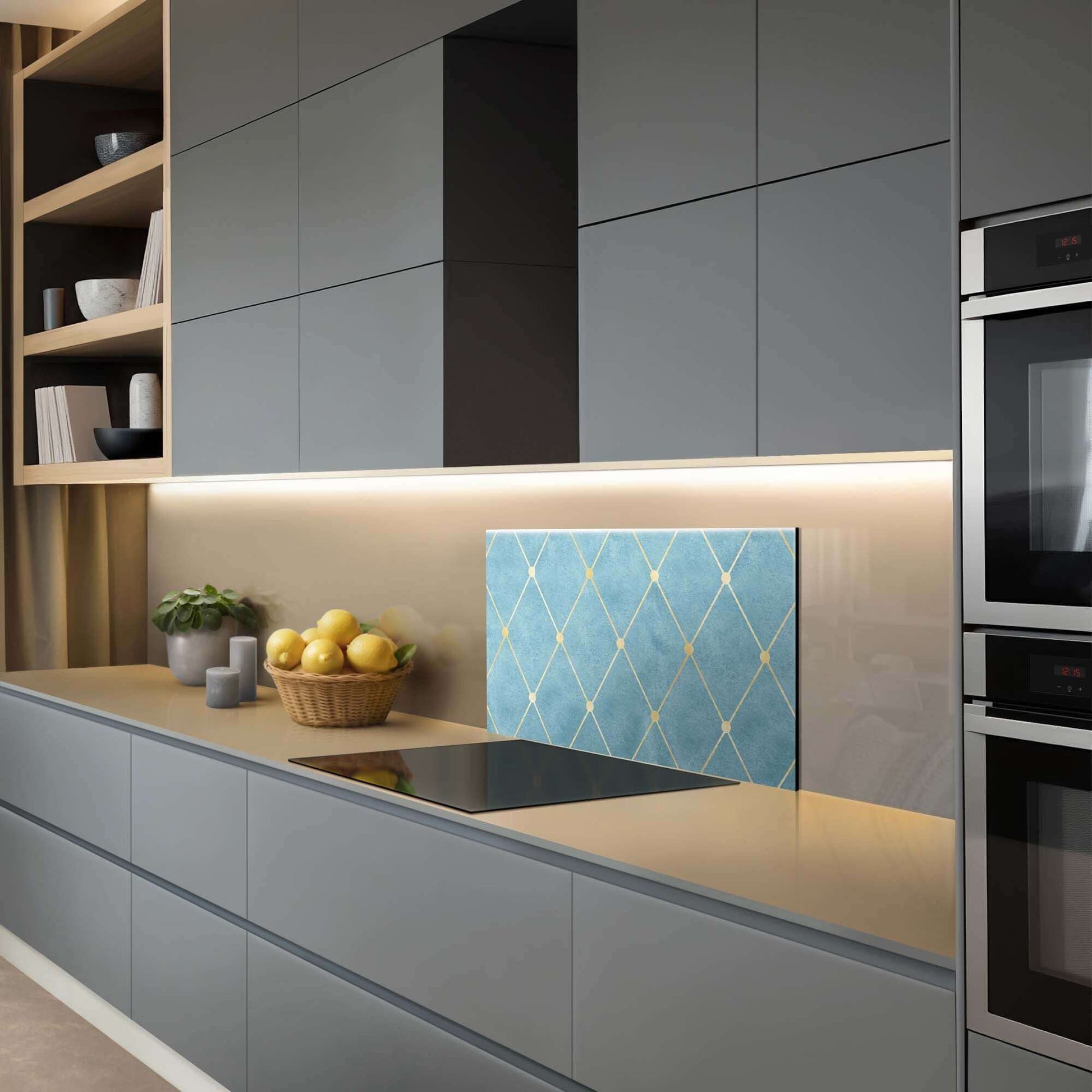Azure Line Grid Spatscherm in moderne keuken met goud ruitpatroon, Keuken Spatscherm voor stijl en rust. Perfecte spatwand toevoeging.
