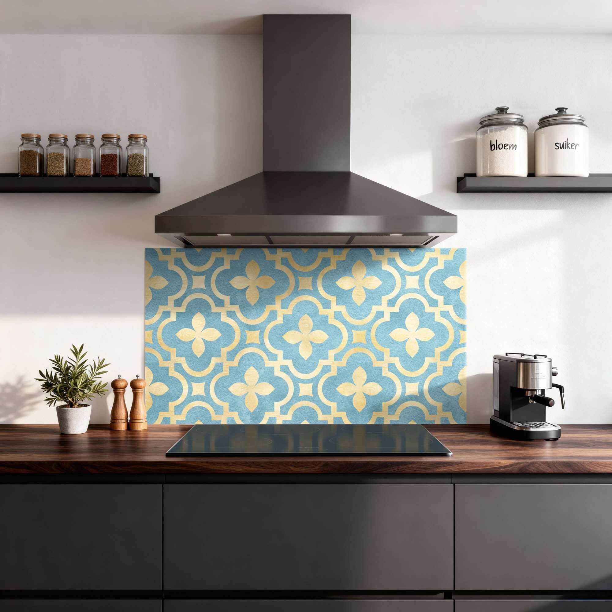 Deep Azure Blossom Spatscherm met blauwe en gouden tegelmotief in moderne keuken. Ideaal keuken spatscherm en spatwand.