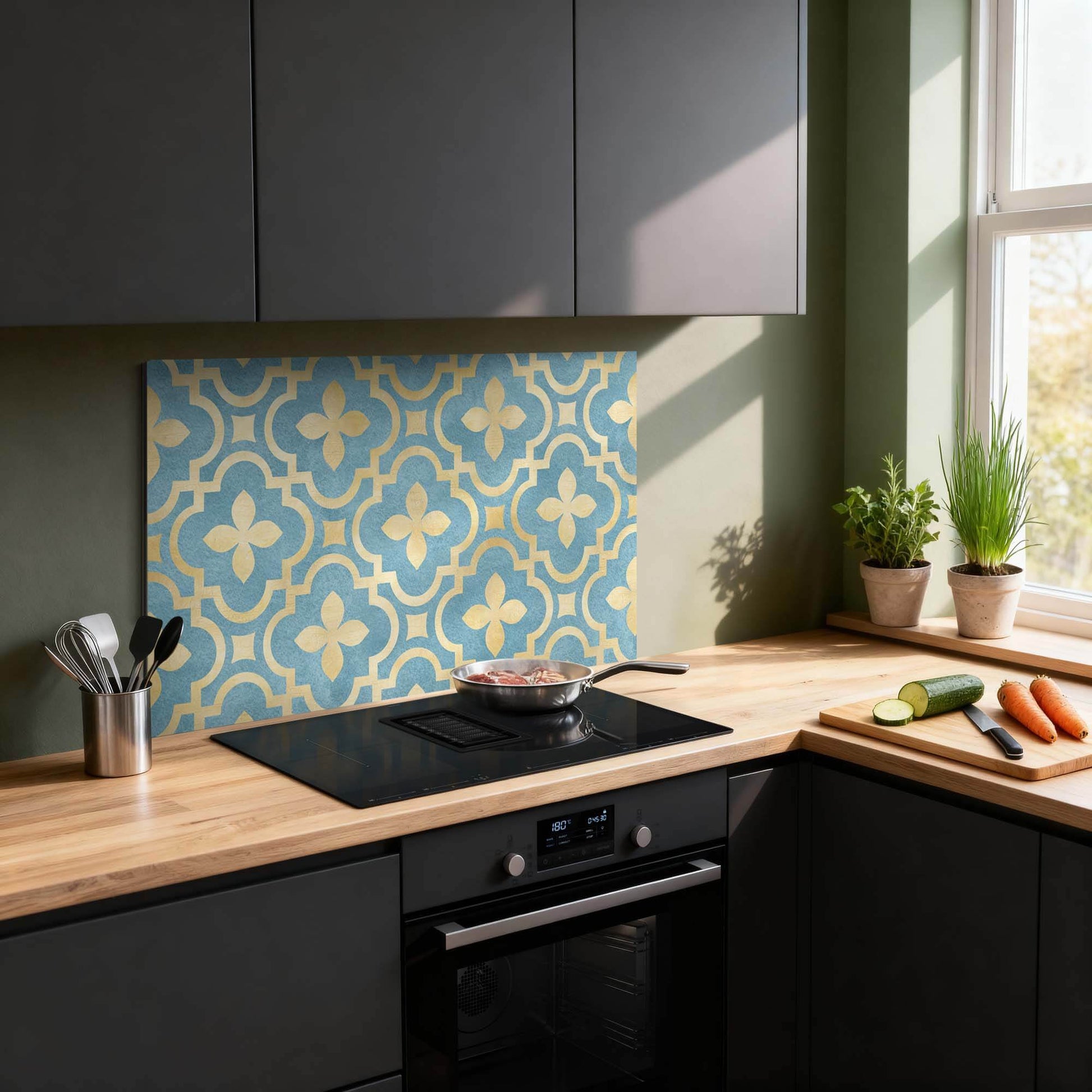Deep Azure Blossom Spatscherm met klassiek tegelmotief in keuken. Perfect als Spatscherm en Spatwand in je luxe keuken inrichting.