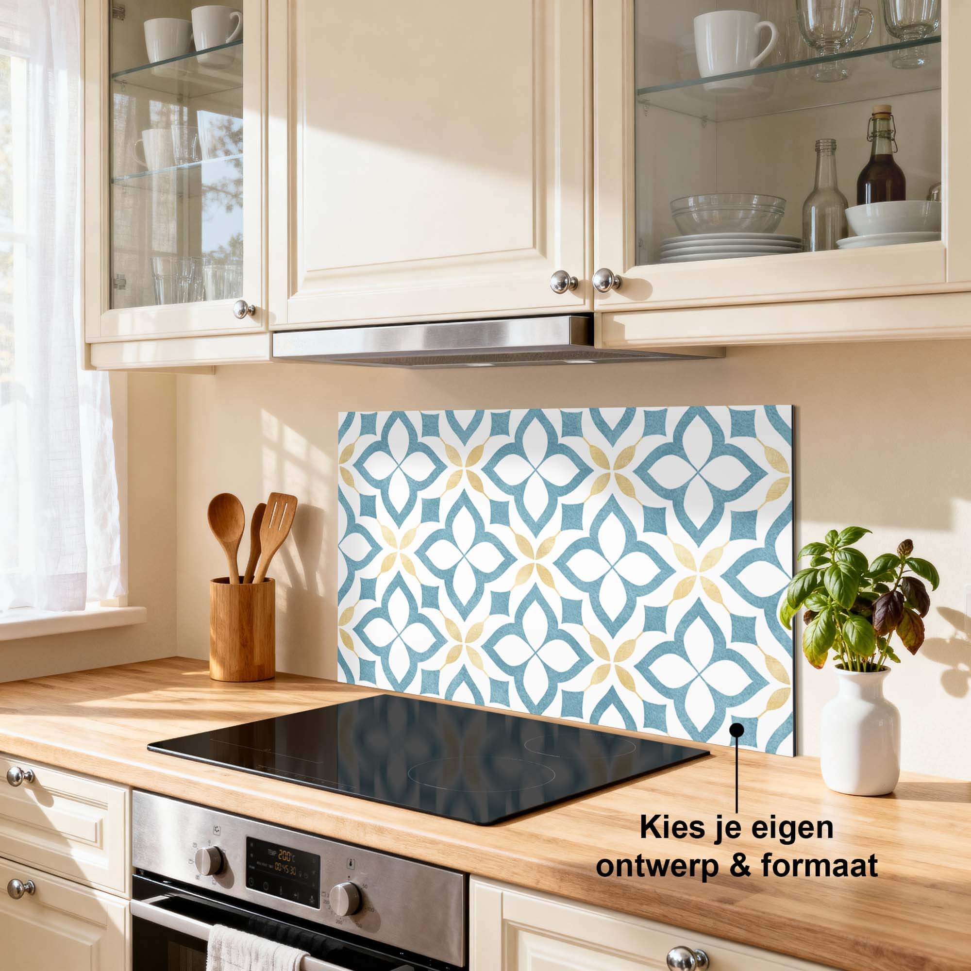 Keuken met Deep Floral Cross Spatscherm in mediterrane stijl met blauwe en gouden bloemvormen. Geschikt als Spatwand en Keuken Spatscherm.