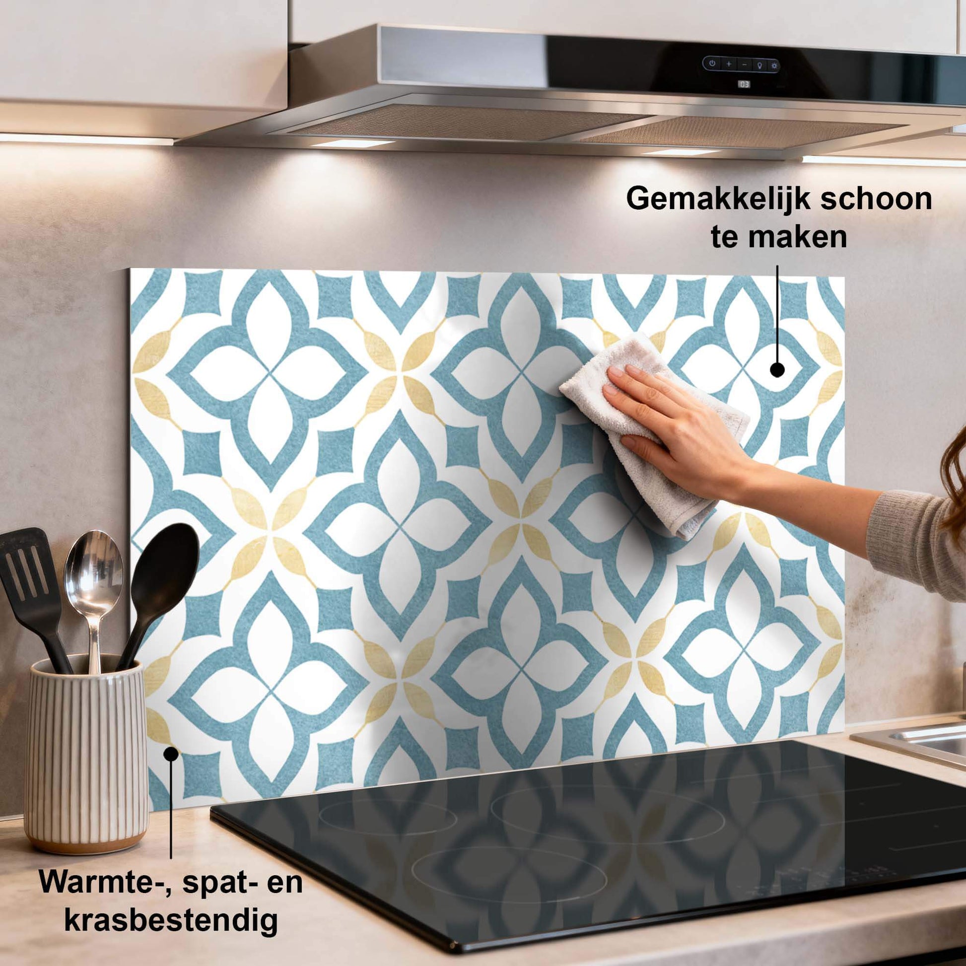 Deep Floral Cross Spatscherm voor de keuken met bloemmotief in blauw en goud, ideaal als spatwand. Keuken Spatscherm voor karaktervolle stijl.
