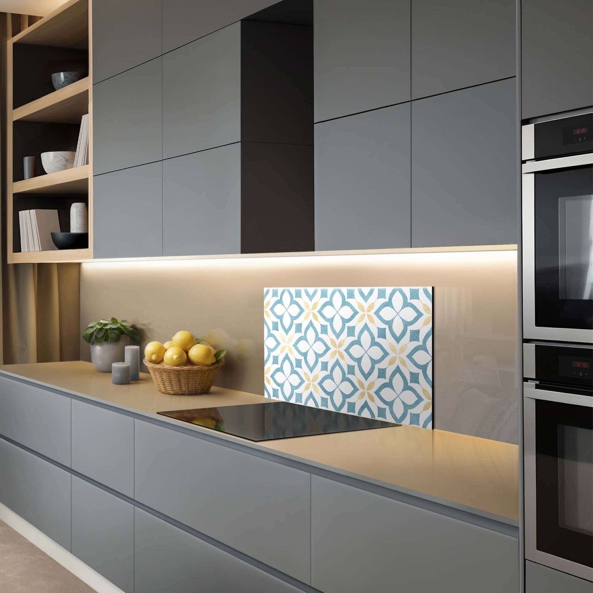 Deep Floral Cross Spatscherm in moderne keuken, combinatie van goud en blauw, stijlvolle keuken spatscherm en spatwand decoratie.