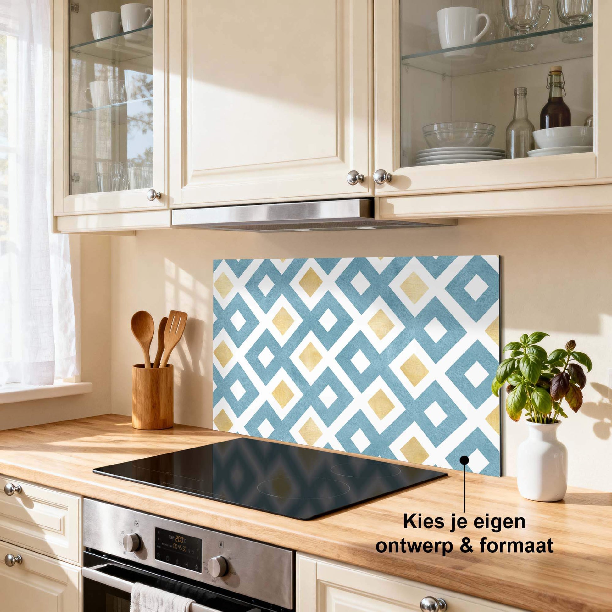 Diamond Wave Blue Spatscherm met blauw-goud patroon, keuken Spatscherm voor luxe uitstraling boven inductiekookplaat.