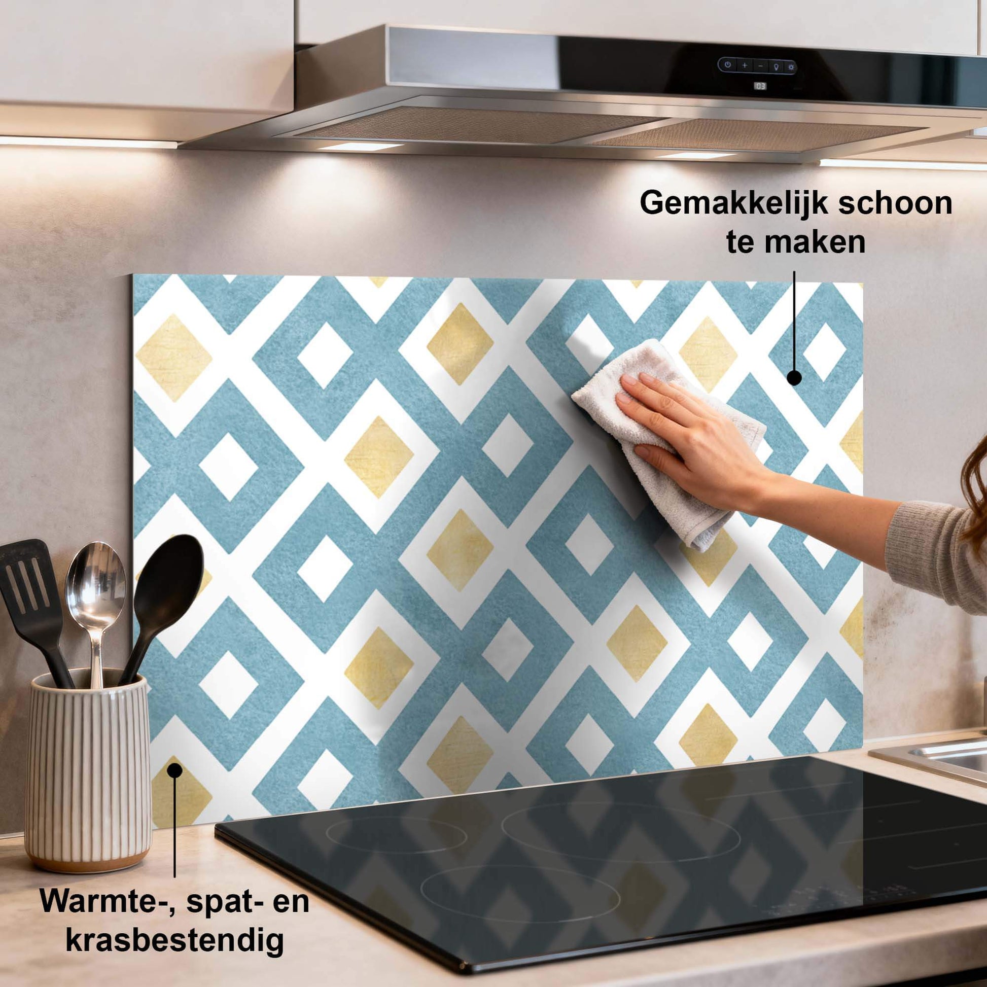 Diamond Wave Blue Spatscherm in de keuken, modern blauw en goud patroon, functioneert als spatwand en keuken spatscherm.
