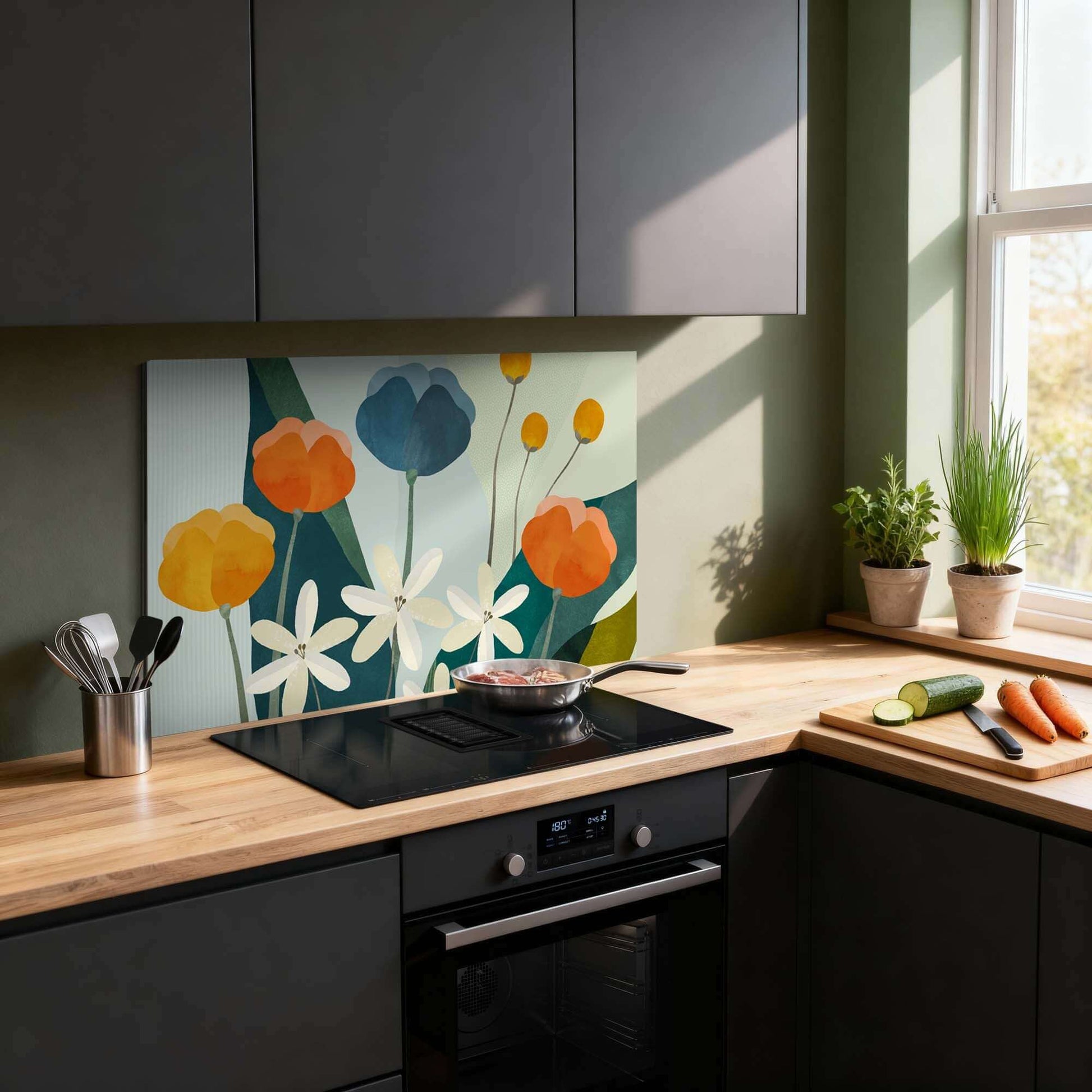 Garden Melody Spatscherm met bloemenmotief in blauw, oranje en wit, ideaal als keuken spatscherm voor een frisse uitstraling.