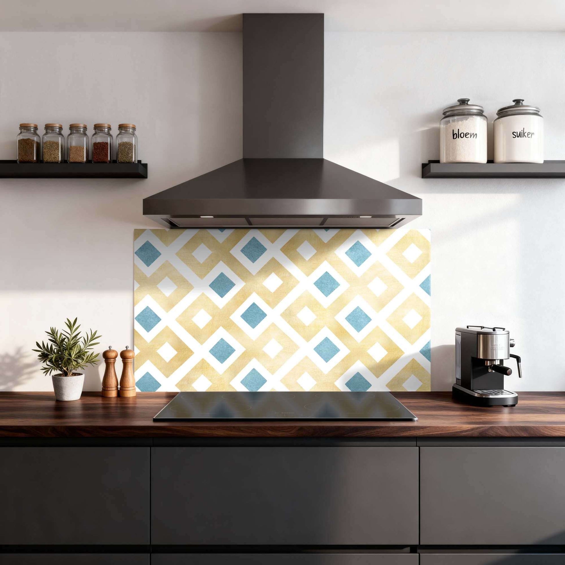 Golden Diamond Grid Spatscherm met goudtinten en azuurblauwe accenten voor een luxe keuken spatscherm en spatwand design.
