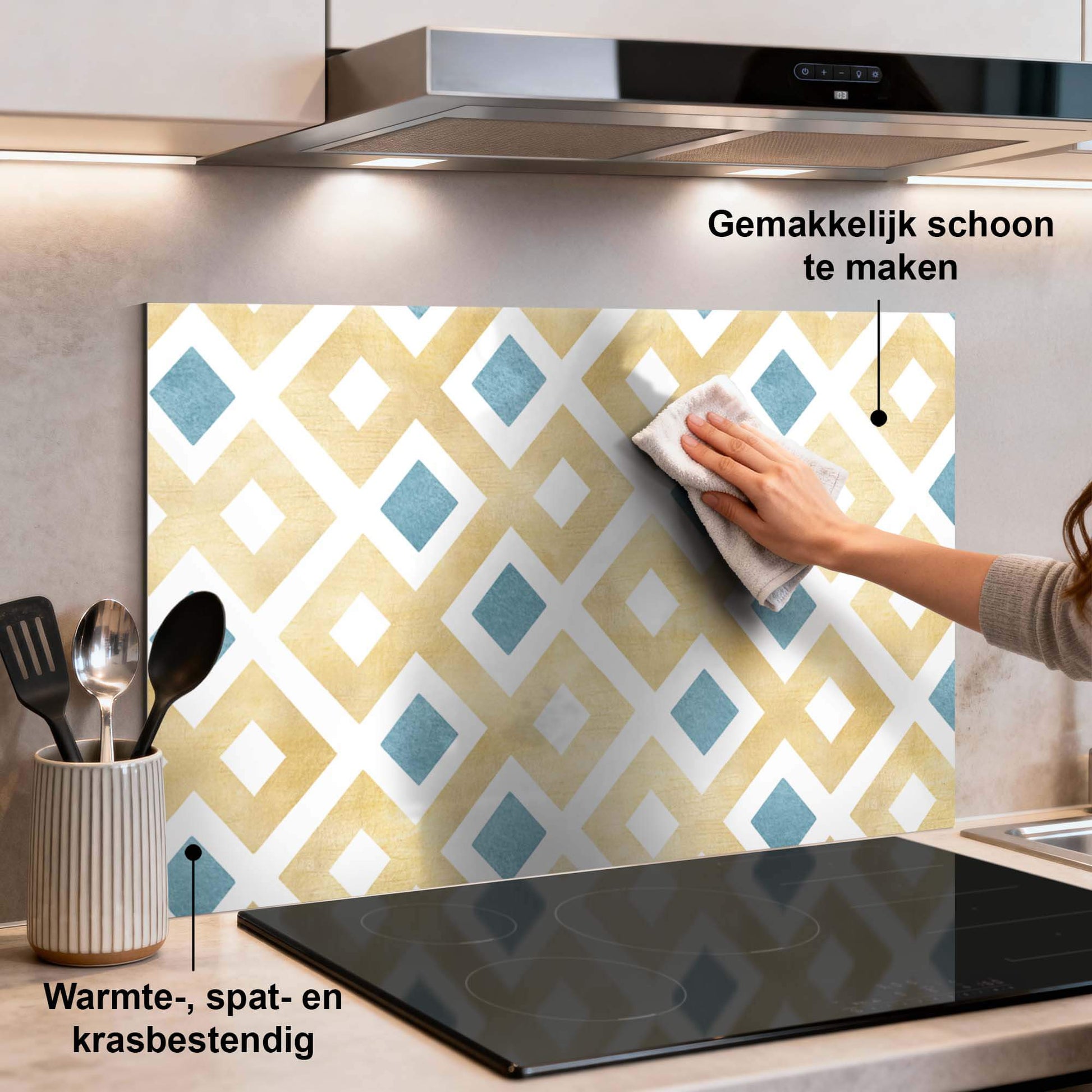 Golden Diamond Grid Spatscherm in keuken met azuurblauwe accenten, spatwand die warmte-, spat- en krasbestendig is.