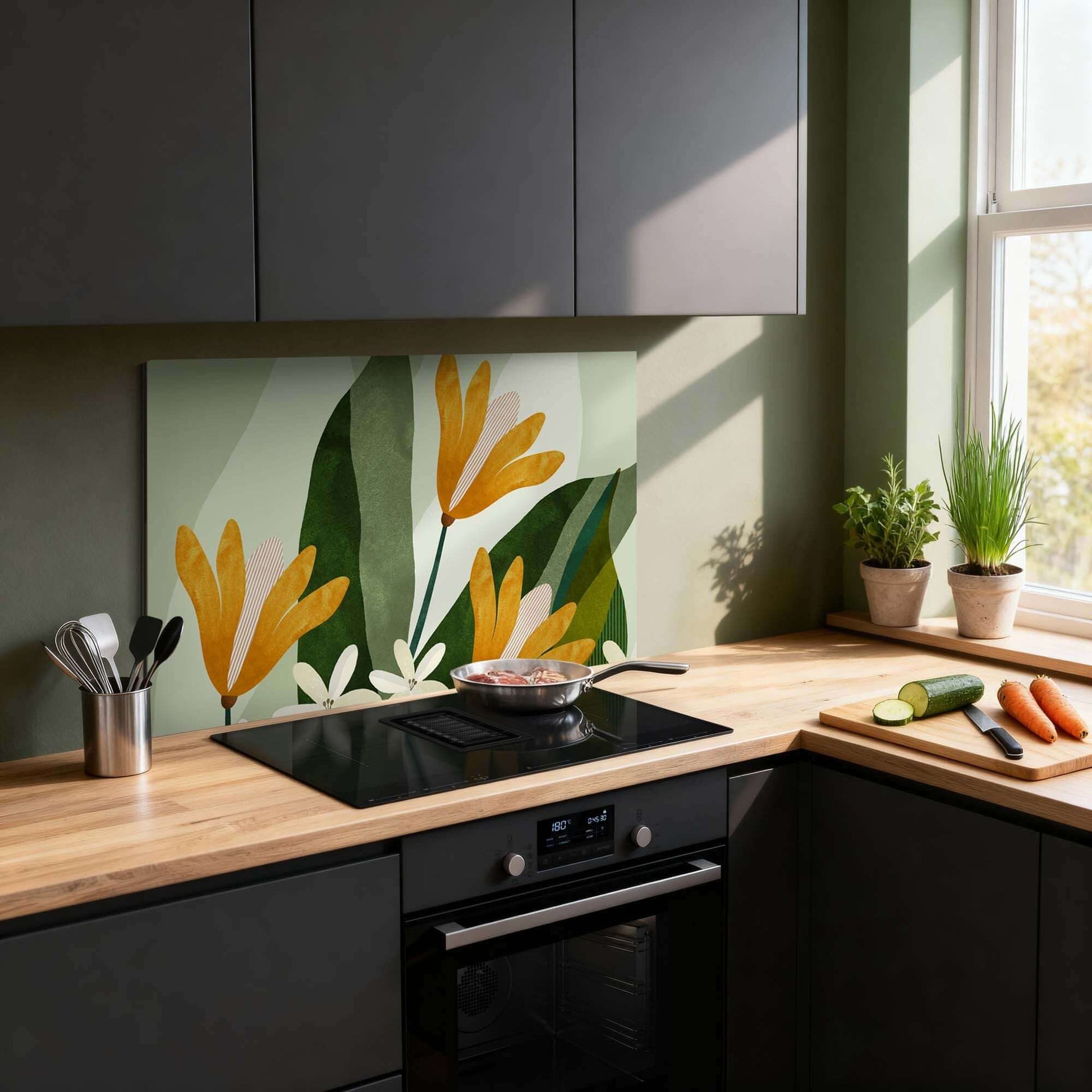 Golden Petals Spatscherm in keuken met geelgroene bloemen, hittebestendig en elegant voor keukeninrichting.