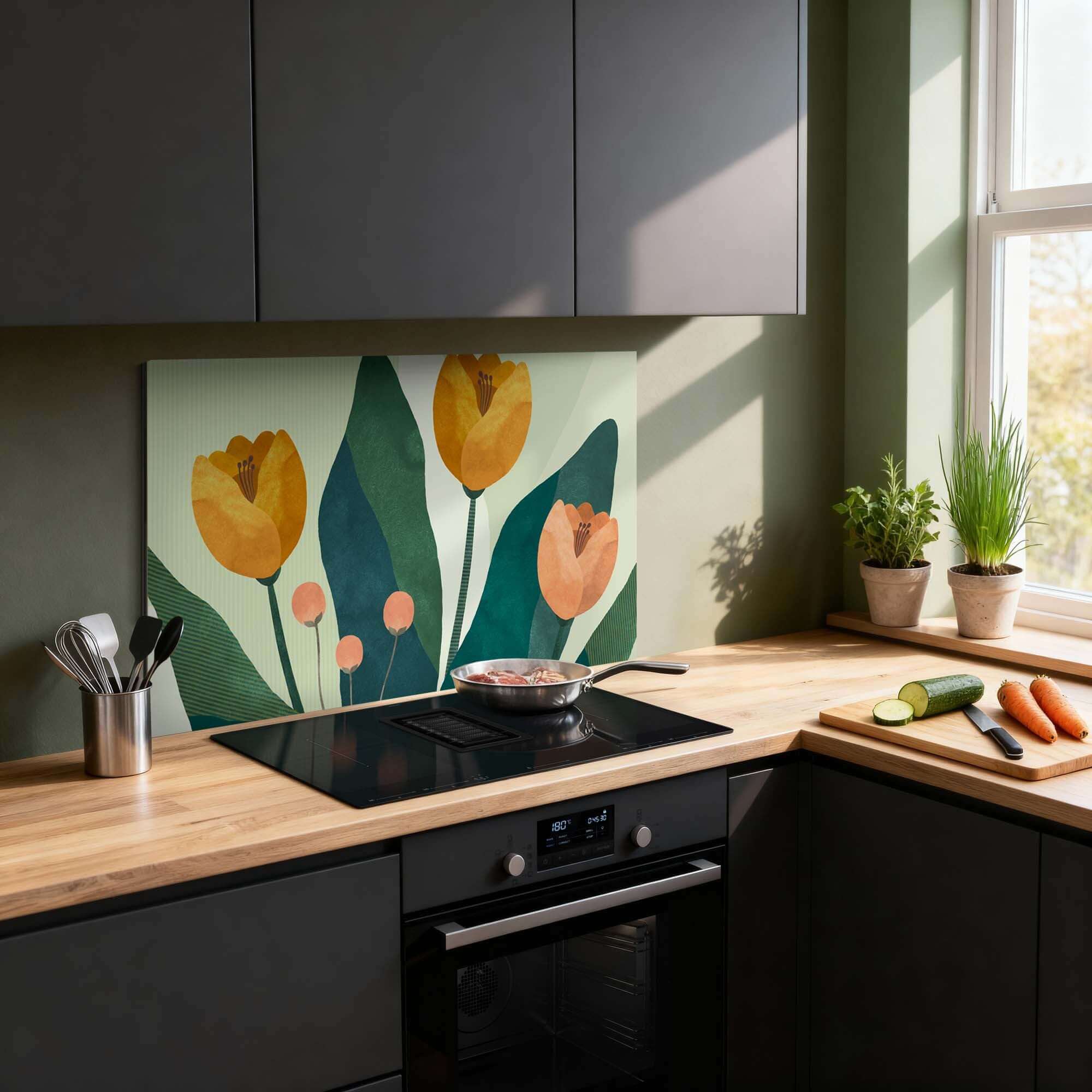 Golden Trio Spatscherm met botanisch design, ideaal als Keuken Spatscherm en Spatwand, voegt warmte en elegantie toe aan je keuken.