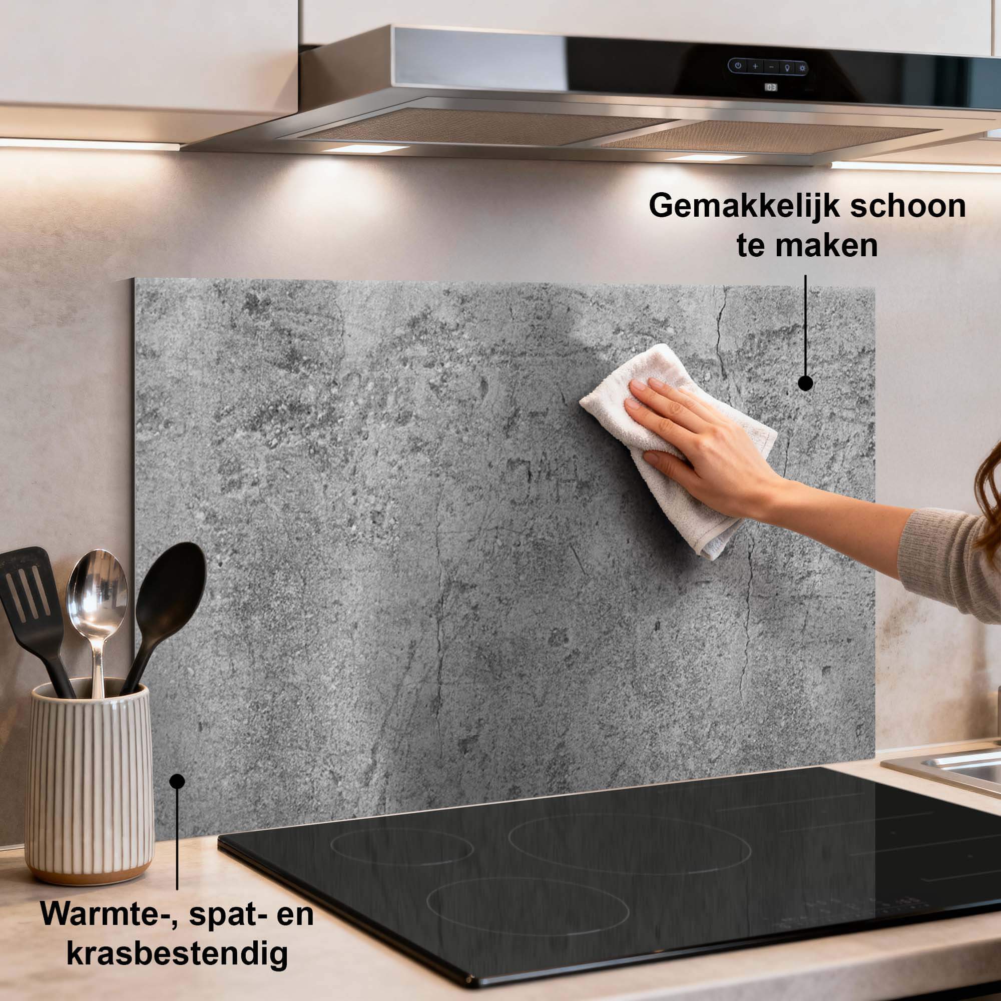 Industrial Raw Spatscherm in een moderne keuken, spatwand van Aluminium Dibond, krasvast, hittebestendig en makkelijk schoon te maken.
