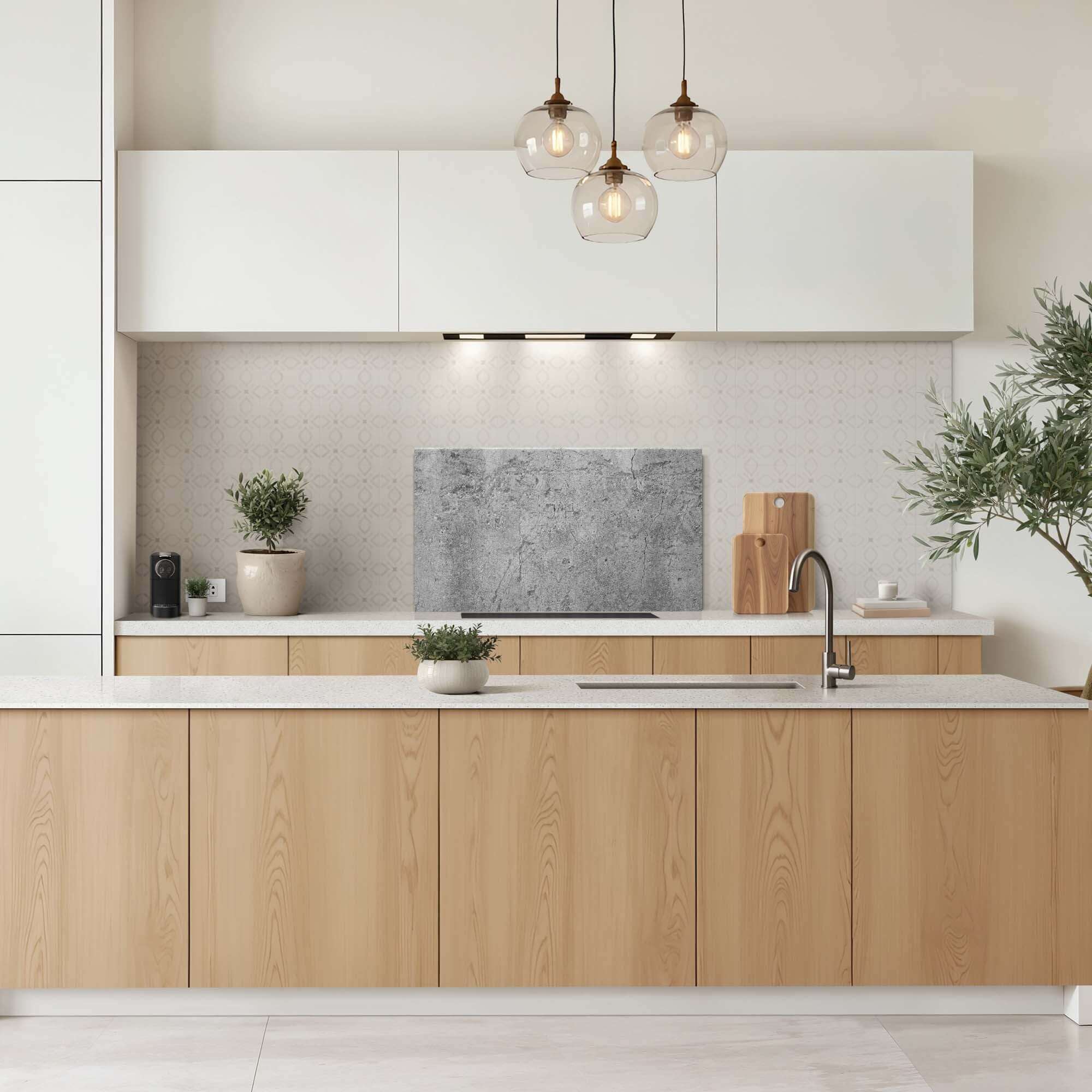 Industrial Raw Spatscherm in een moderne keuken, gemaakt van krasvast en hittebestendig Aluminium Dibond voor een industriële uitstraling.