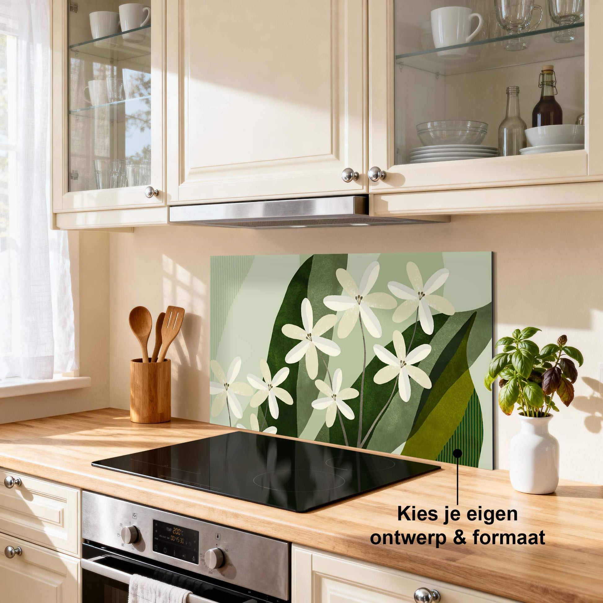 Ivory Cluster Spatscherm in keuken met botanisch ontwerp van ivoorwitte bloemen en groene tinten; Spatscherm, Keuken Spatscherm, Spatwand.